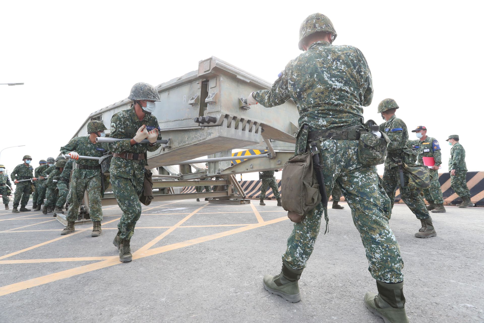  官兵進行MGB中框橋拆解作業。（本報資料照片）