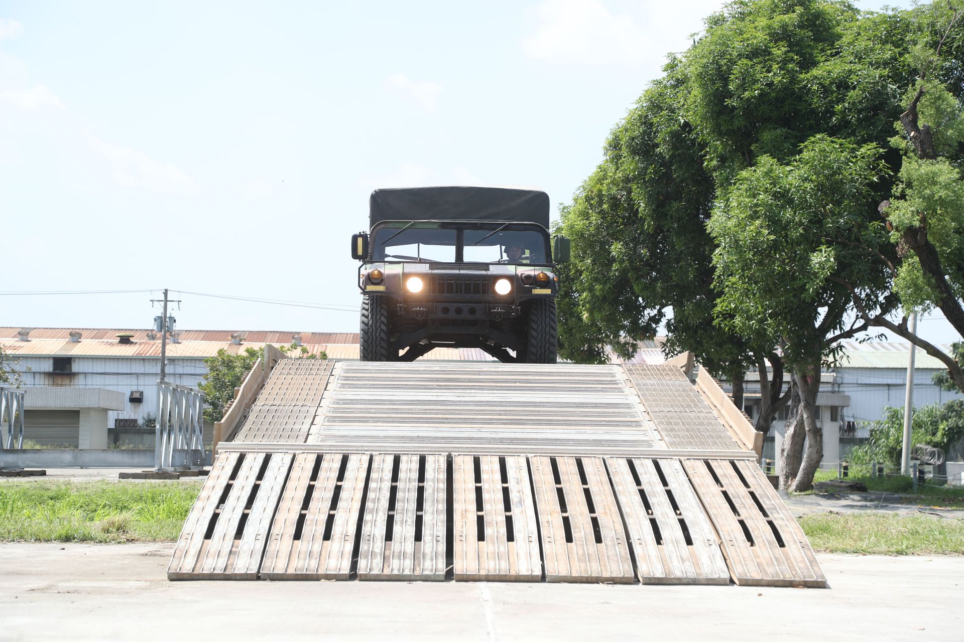  MGB中框橋可容納輪型車輛通行。（本報資料照片）