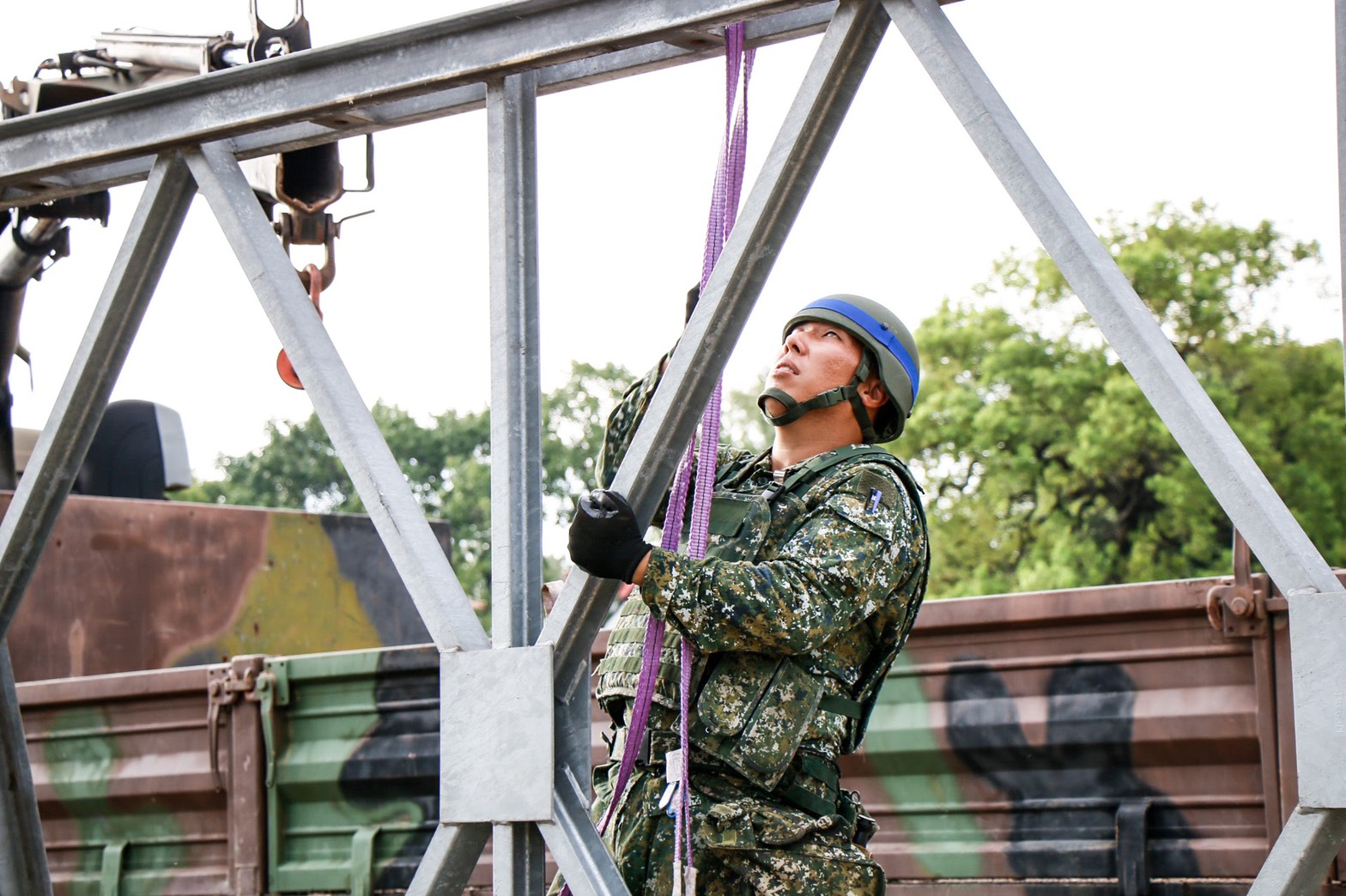  官兵逐步完成陸上LSB重框橋架設及跨接作業。（本報資料照片）