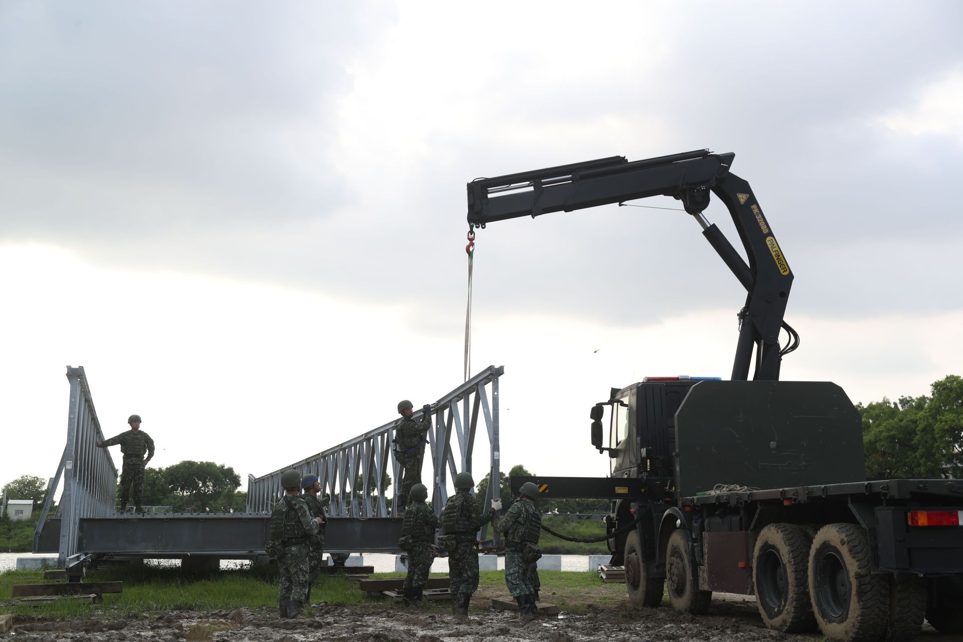  官兵運用大型機具，架設LSB重型框桁橋。（本報資料照片）