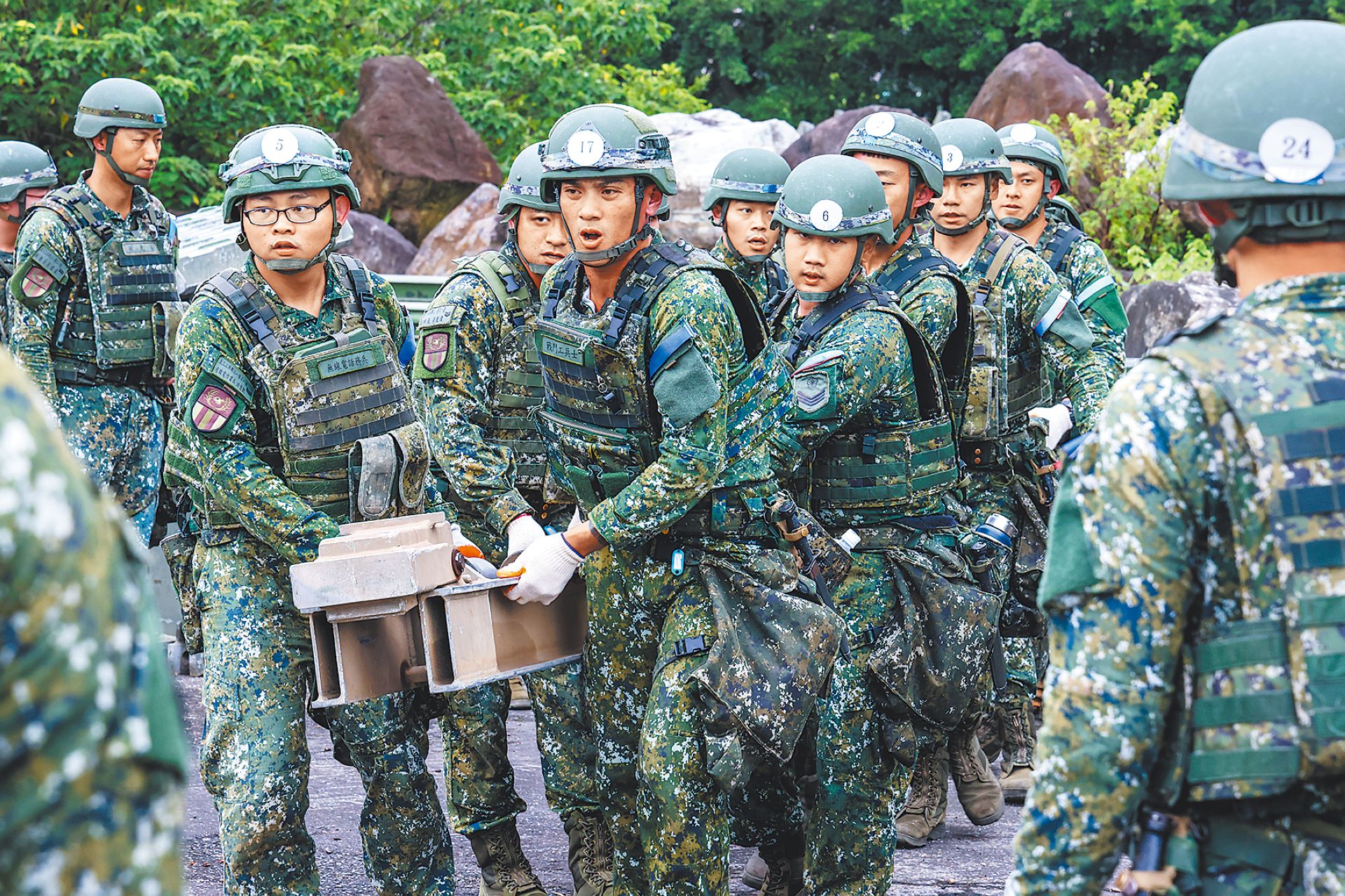  官兵合力搬運滾具樑橫架，完成滾具樑及架設框，以利後續向前引進橋材順遂。（本報資料照片）