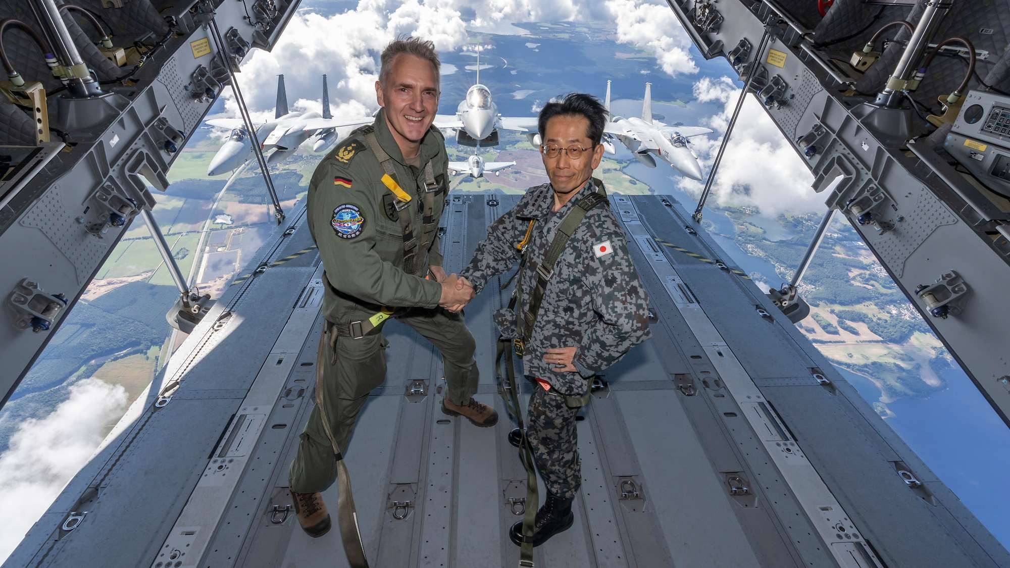 諾伊曼中將（左）與森田雄博空將登上運輸機視導任務。（取自德國國防部網站）