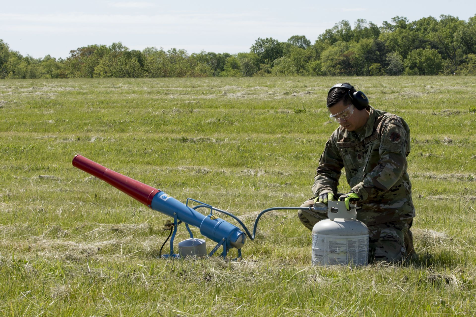 利用丙烷煙火砲製造噪音，也是驅趕基地附近野生動物的方法。（取自DVIDS網站）
