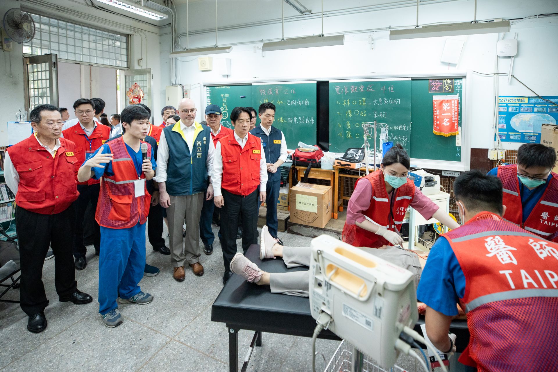 透過全國動員與實兵驗證，進一步鞏固全民國防基礎，建構整體防衛體系，使我國在面對威脅與挑戰時能快速因應與反制，完善全社會防衛韌性。圖為賴總統7月視導臺北市「城鎮韌性演習」。（本報資料照片）