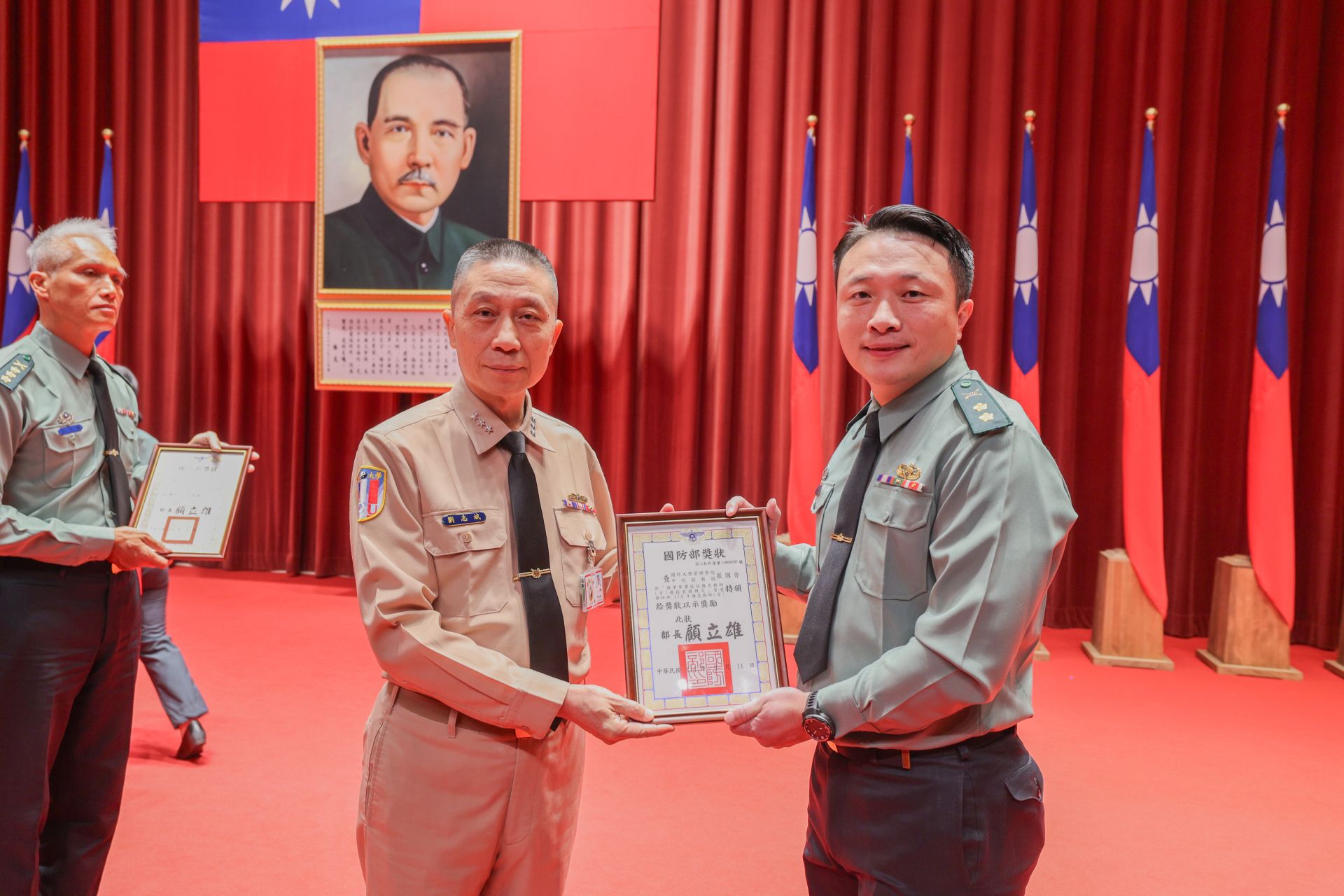 劉校長頒發國防部優良教師獎狀。（記者王子昌攝）