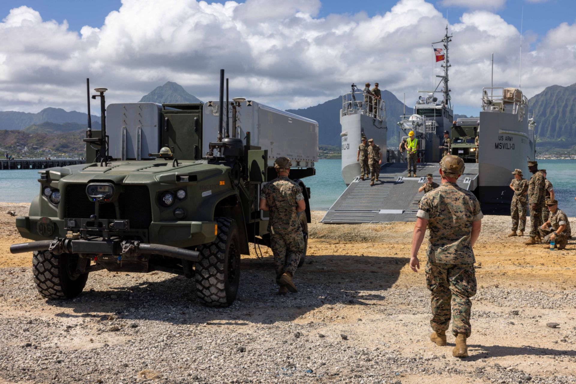 美軍輕型機動支援艇「韋爾斯號」，搭載陸戰隊濱海團的NMESIS發射車，執行兩棲登陸演訓。（取自DVIDS網站）