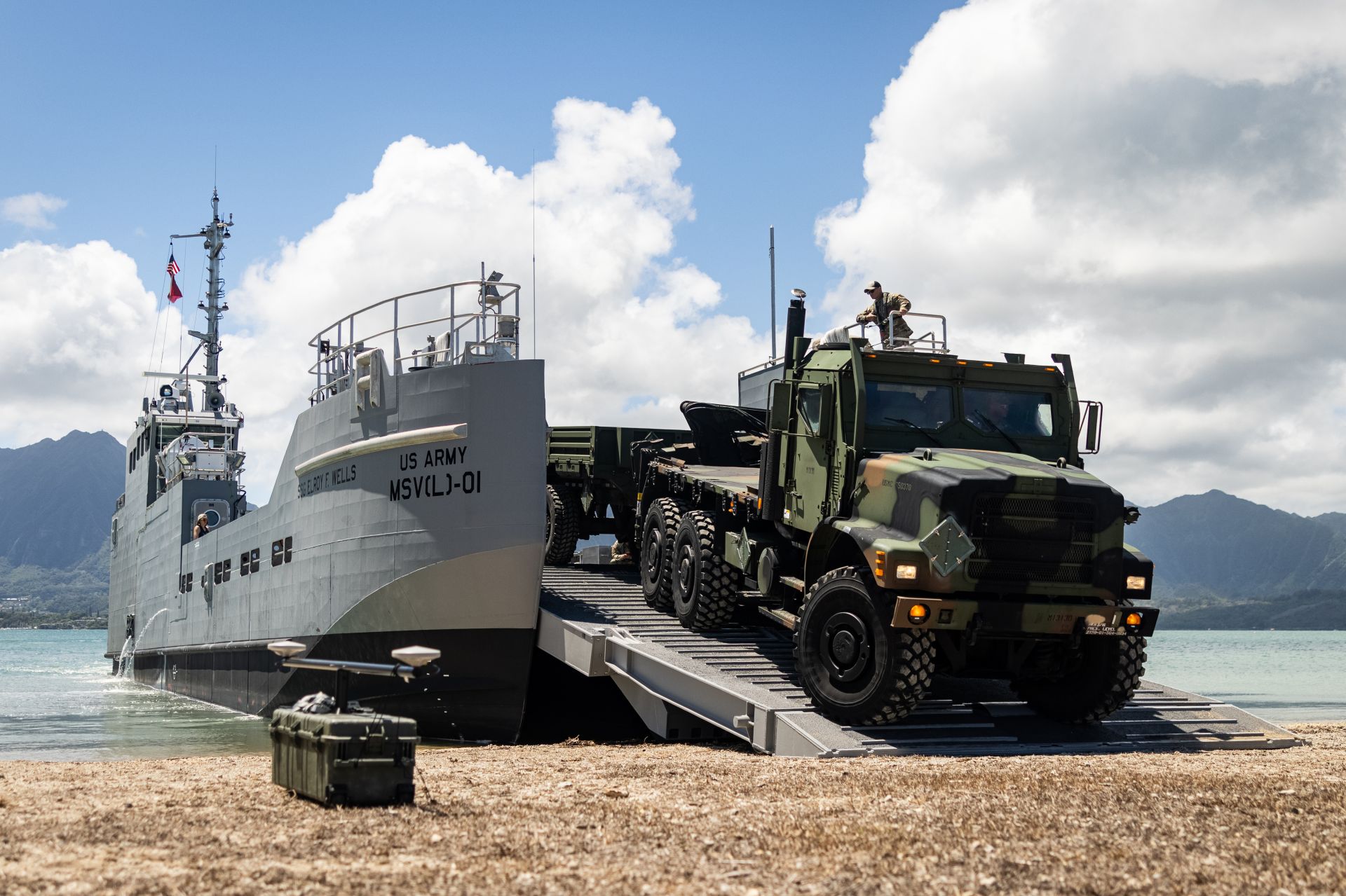  中型戰術輪車在演訓中，自「韋爾斯號」甲板駛下灘頭。（取自DVIDS網站）