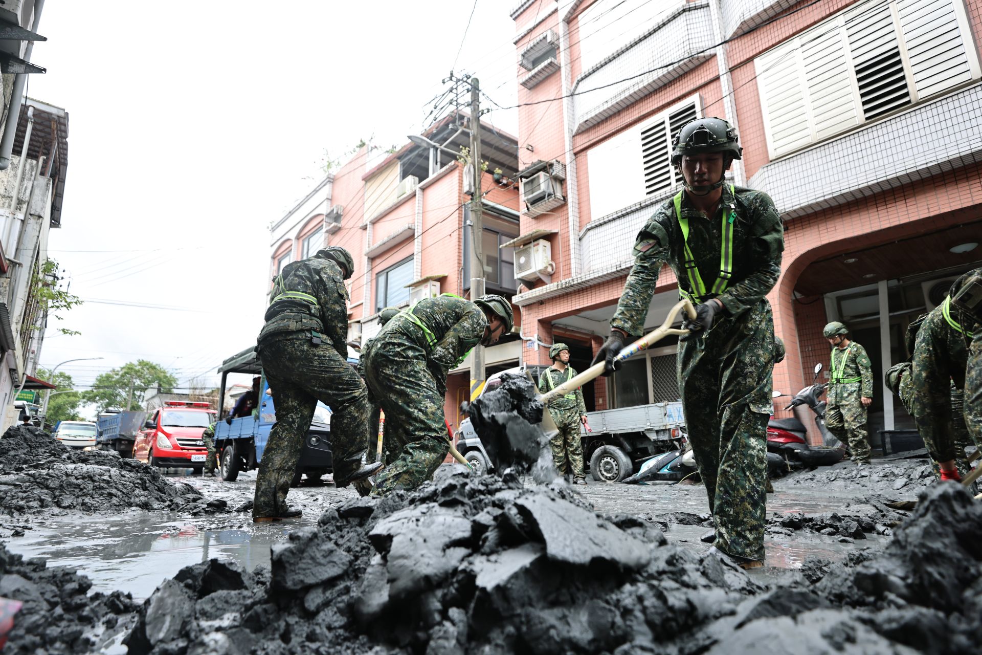 第2作戰區派遣花防部及東指部官兵，前往光復鄉協助進行街道清淤工作。（記者劉宸瑋攝）
