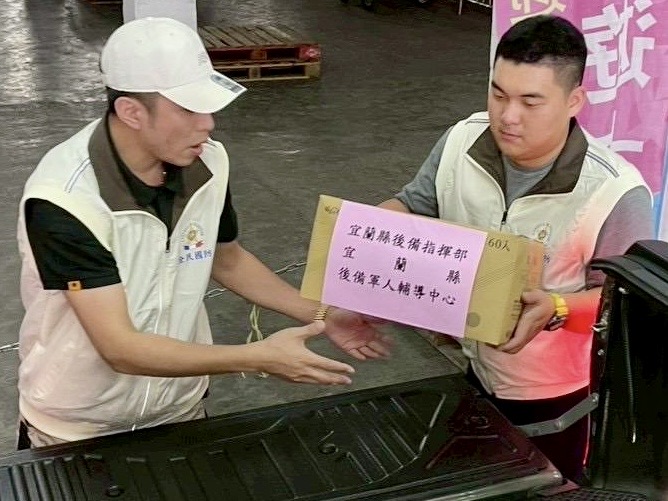 宜蘭縣各後輔中心主動募集生活必需品，將物資送抵光復糖廠前進指揮所。（取自後備指揮部臉書）
