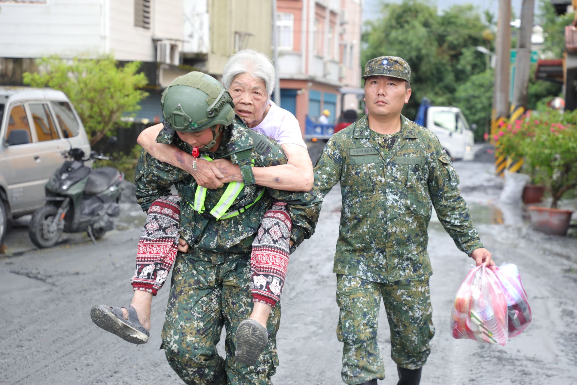 因應強颱「樺加沙」造成花蓮地區重大災情，第2作戰區昨日派遣官兵全力投入災後復原工作，以搶通主要道路、恢復交通動線為優先，同時協助長者撤離與深入災區運送物資，並配合地方政府規劃展開清理作業；第4作戰區及海軍陸戰隊指揮部也已調派工兵機具及操作人員跨區增援，期讓民眾能早日恢復正常生活。（第2作戰區提供）