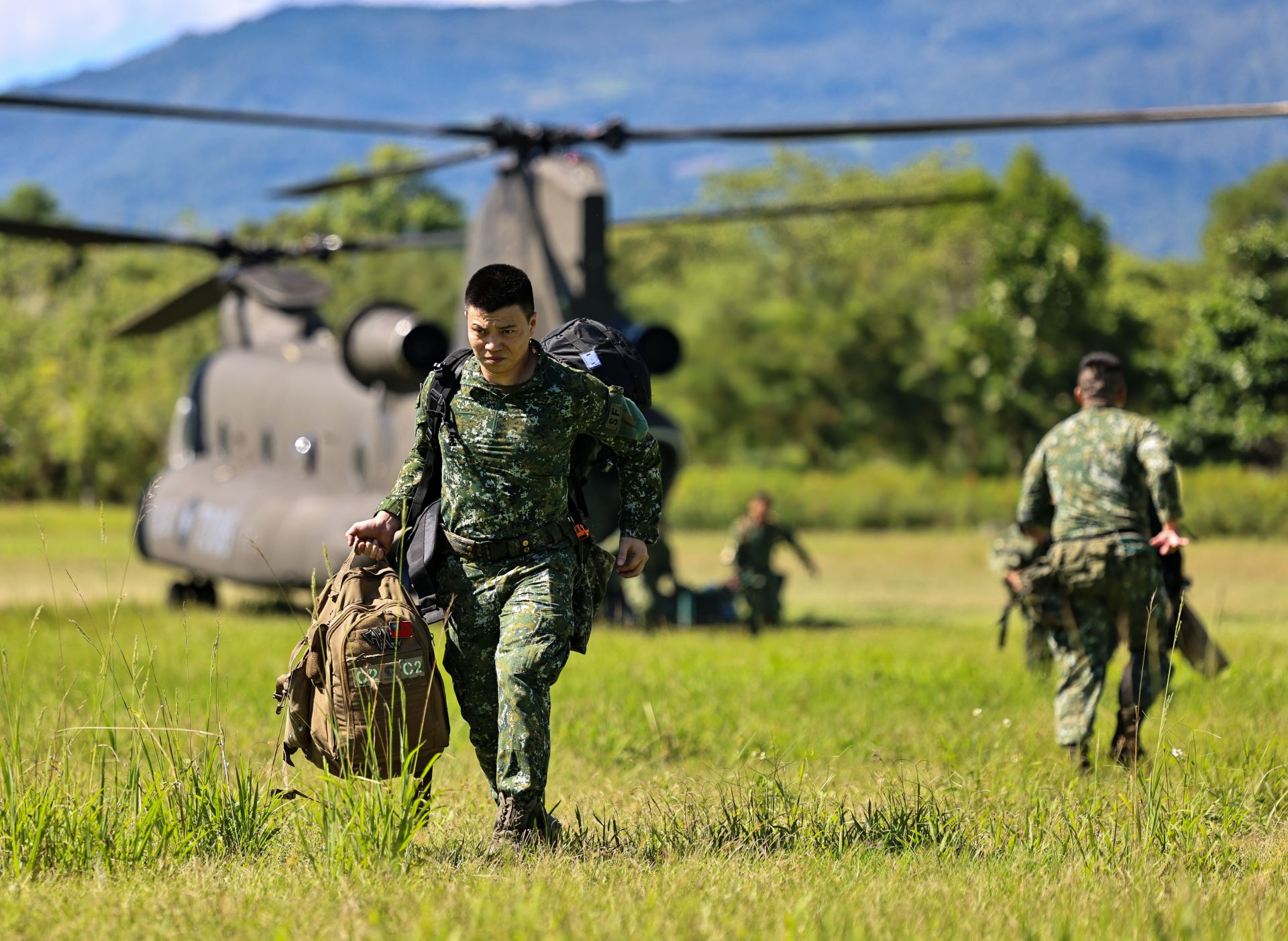 CH-47SD直升機載運特戰兵力及工兵專業搜救裝備，增援災區搜救行動。（記者劉宸瑋攝）