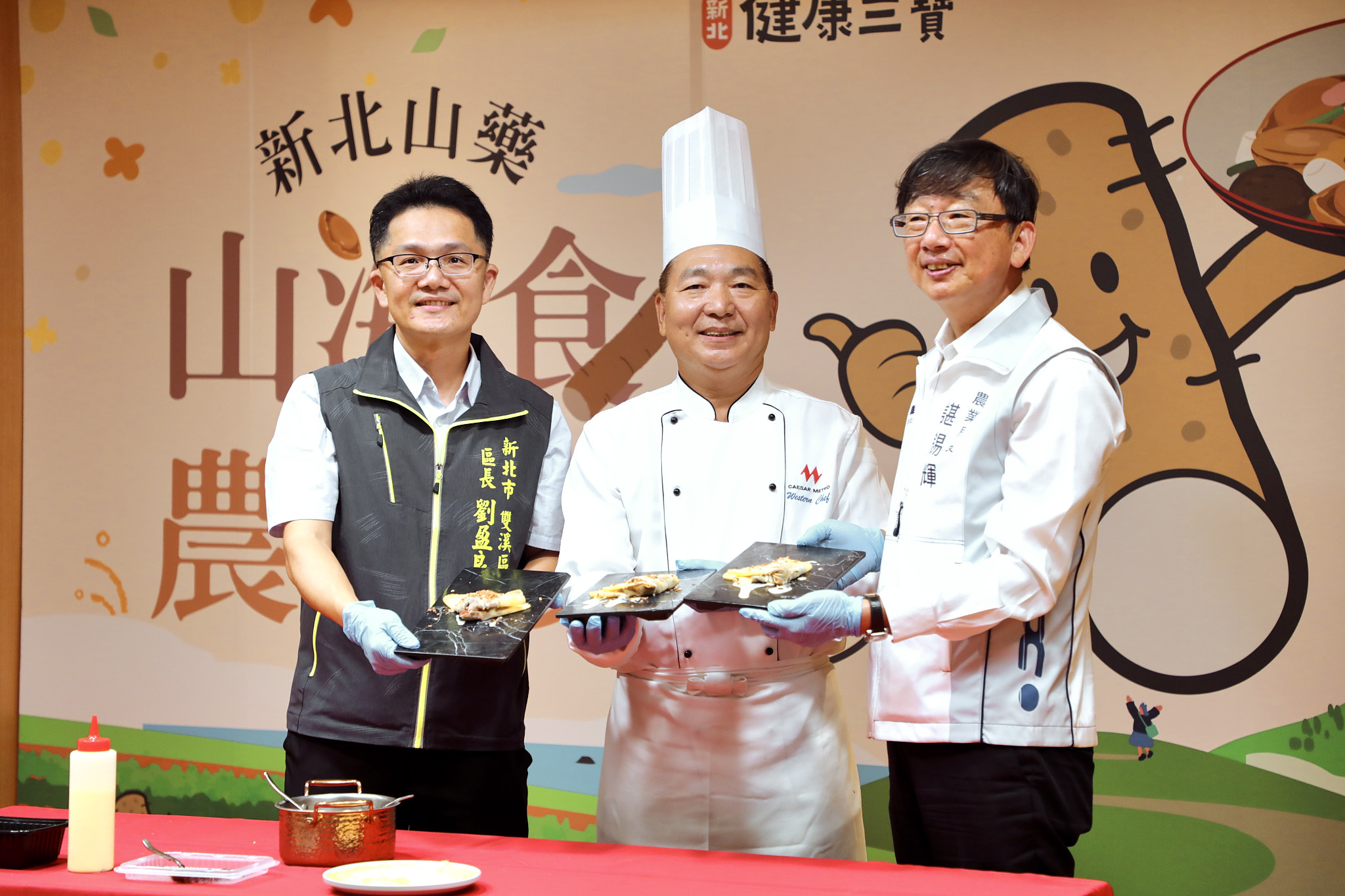 臺北凱達大飯店自10月1日至11月30日，於百宴自助餐廳推出限定主題，餐檯加碼5道山藥料理。（記者古可絜攝）