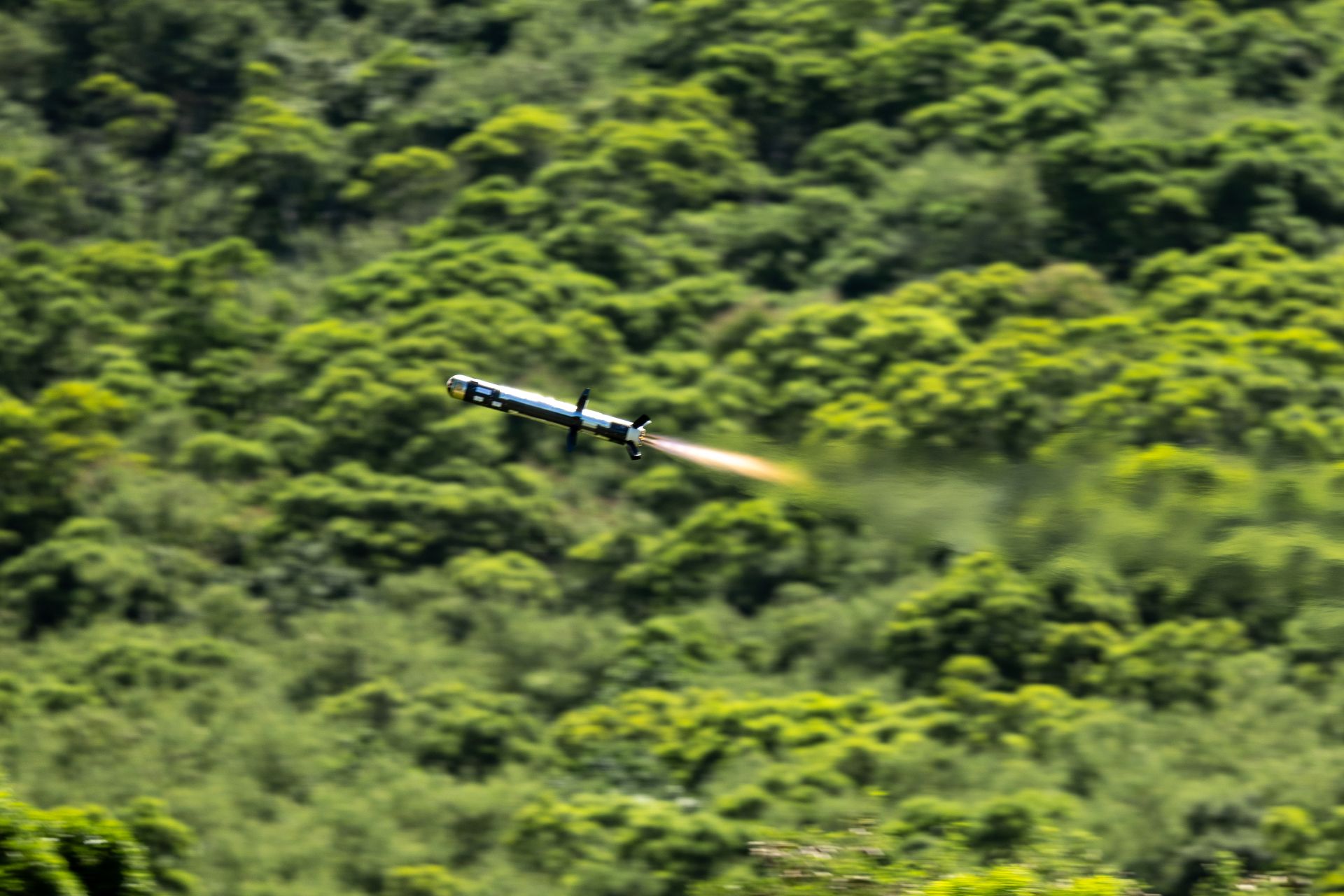 反甲組實施標槍飛彈發射，打擊敵目標裝甲車輛。（記者葉軒瑜攝）