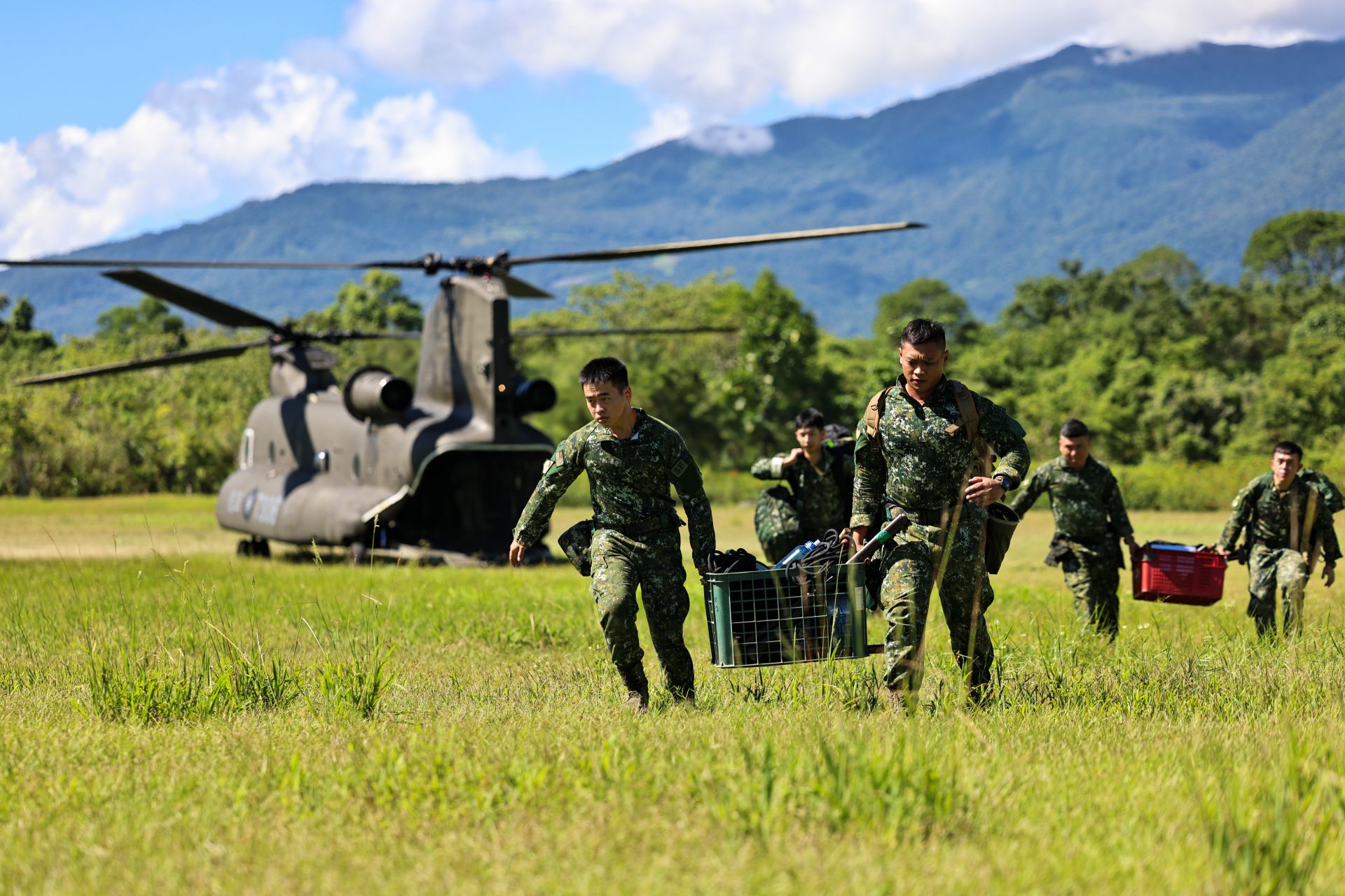 　CH-47SD直升機載運特戰搜救兵力及53工兵群官兵降抵花蓮地區，攜帶裝具投入救災任務。（記者劉宸瑋攝）