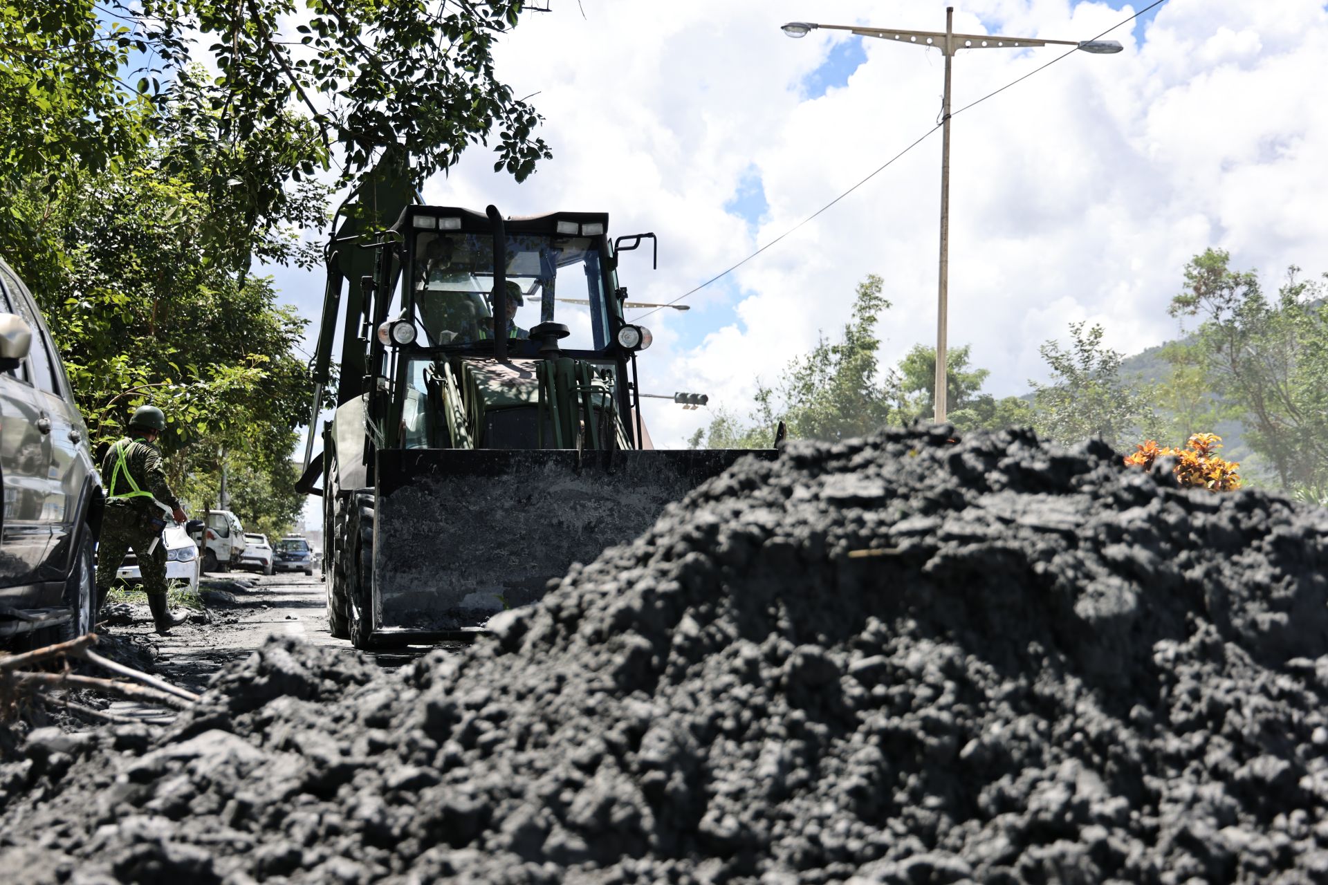 　54工兵群運用裝土機、鏟裝機等重型機具，搶通主要幹道，使交通逐步恢復暢通。（記者劉宸瑋攝）