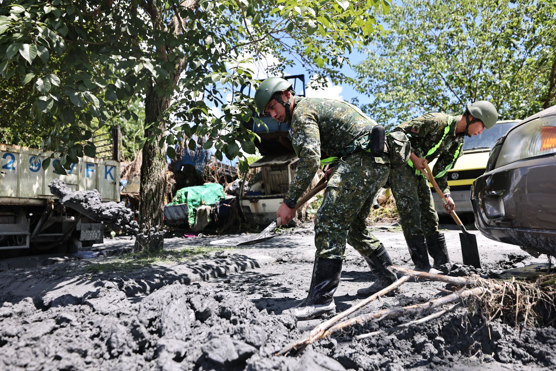 花防部與東指部官兵延續任務，深入巷弄協助居民清理淤泥。（記者劉宸瑋攝）
