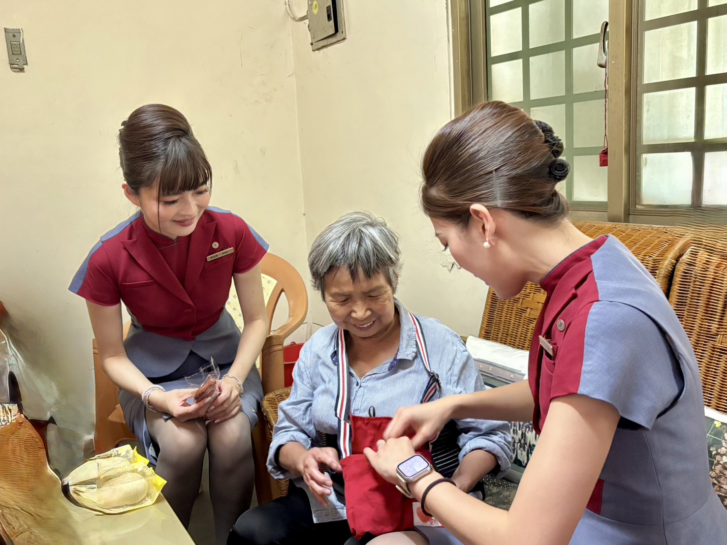 2016年起至今，華航持續投入社區銀髮關懷，定期探訪在地長者，營造健康友善的社區氛圍。(華航提供)