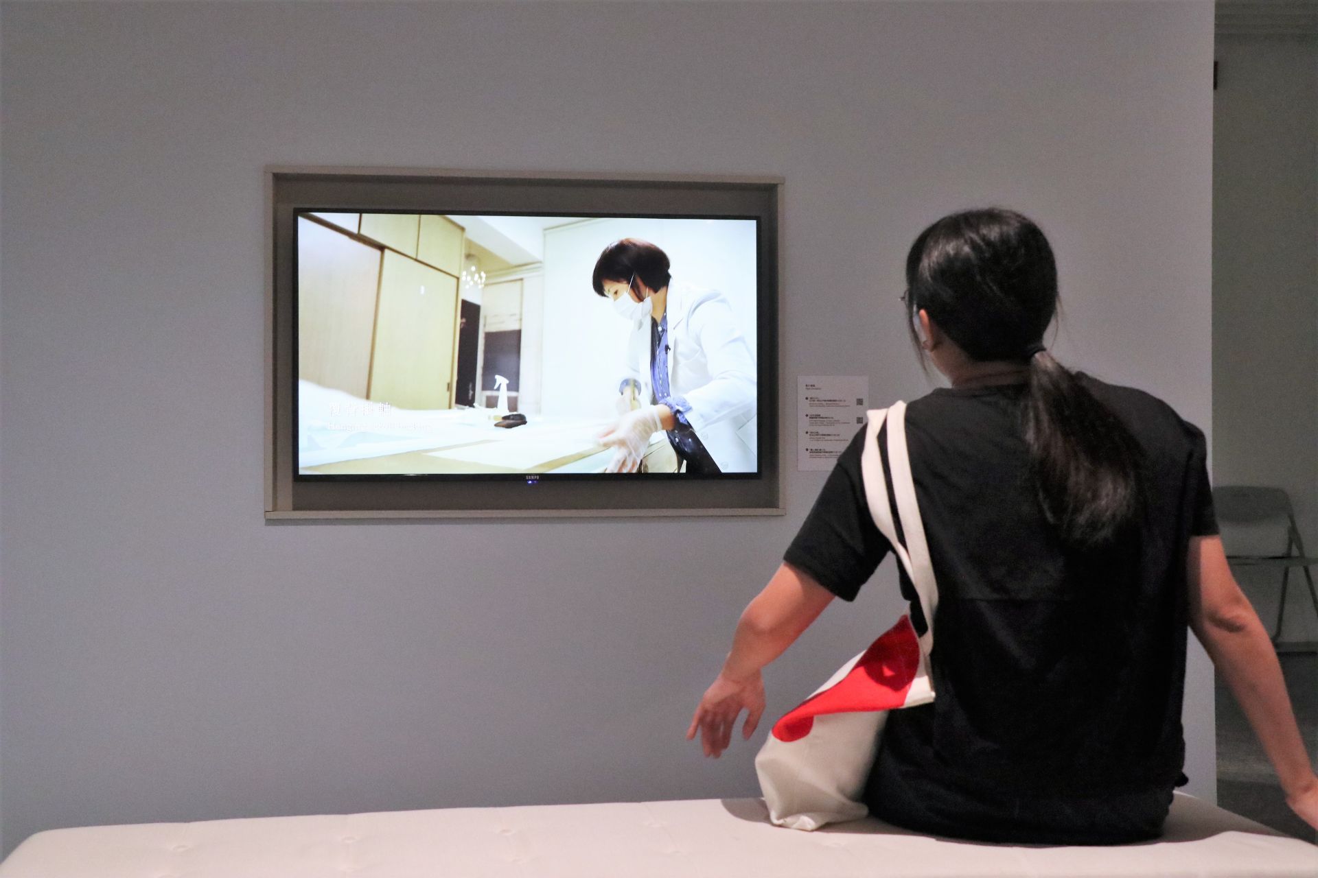 《文物默默．歷史MURMUR－典藏臺灣美術作品修護展》也規劃修護紀錄片和互動裝置，讓民眾進一步感受文物蘊藏的魅力。（記者劉昕翊攝）