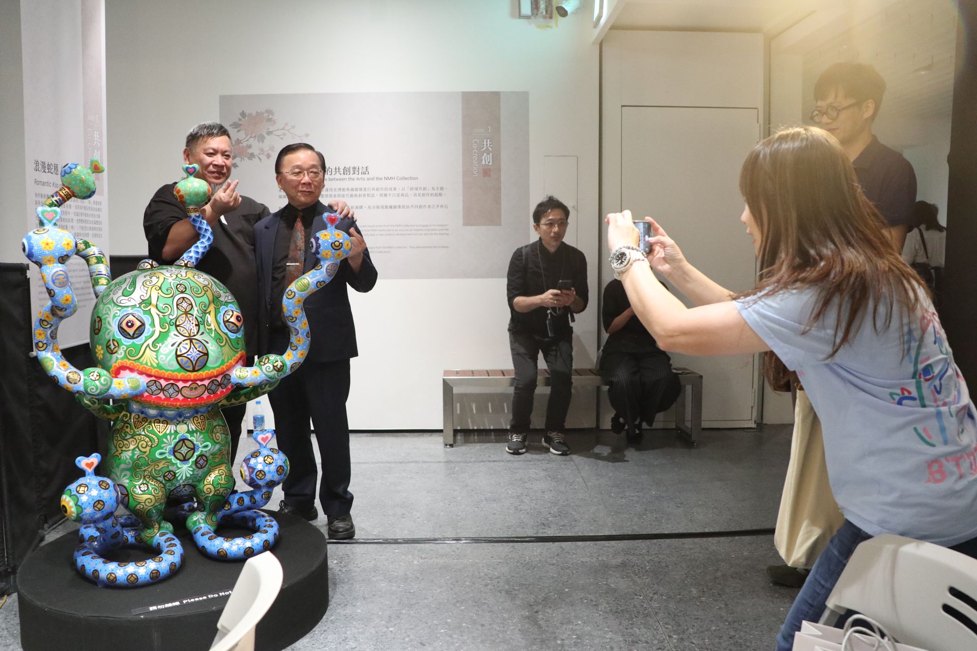 《老派浪漫：館藏圖像創意應用特展》邀請洪易等5組當代藝術家參與館藏共創，例如《浪漫蛇穩（吻）》等作品。（記者劉昕翊攝）