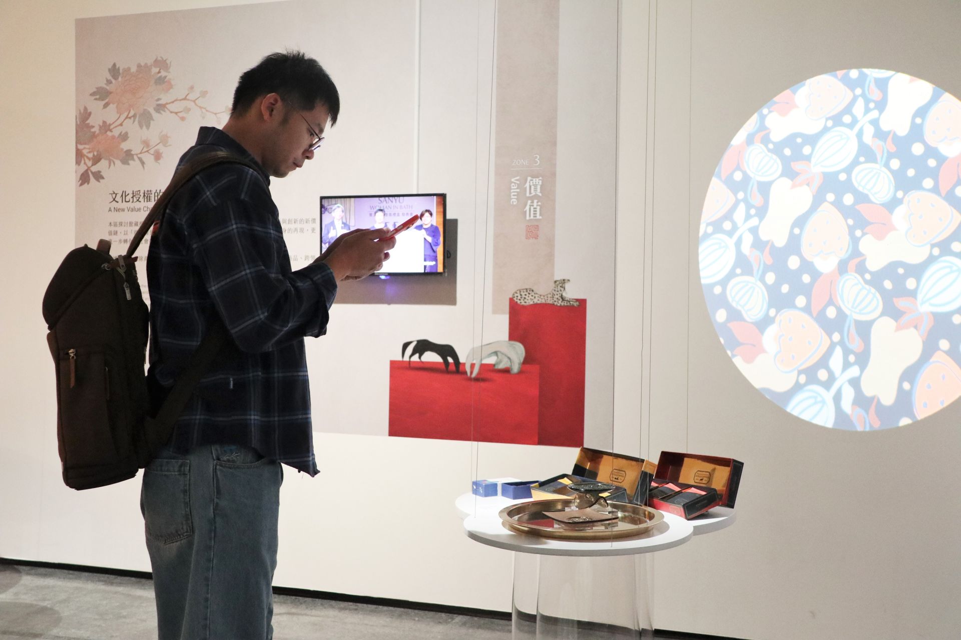 《老派浪漫：館藏圖像創意應用特展》規劃6大展區，呈現典藏圖像再生轉譯與創新應用的累積。（記者劉昕翊攝）