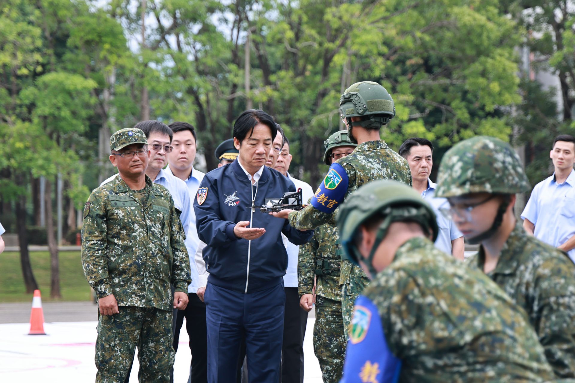 總統賴清德視導無人機及紅隼火箭彈模擬器操作訓練，並了解役男訓練實況。（記者謝承宏攝）