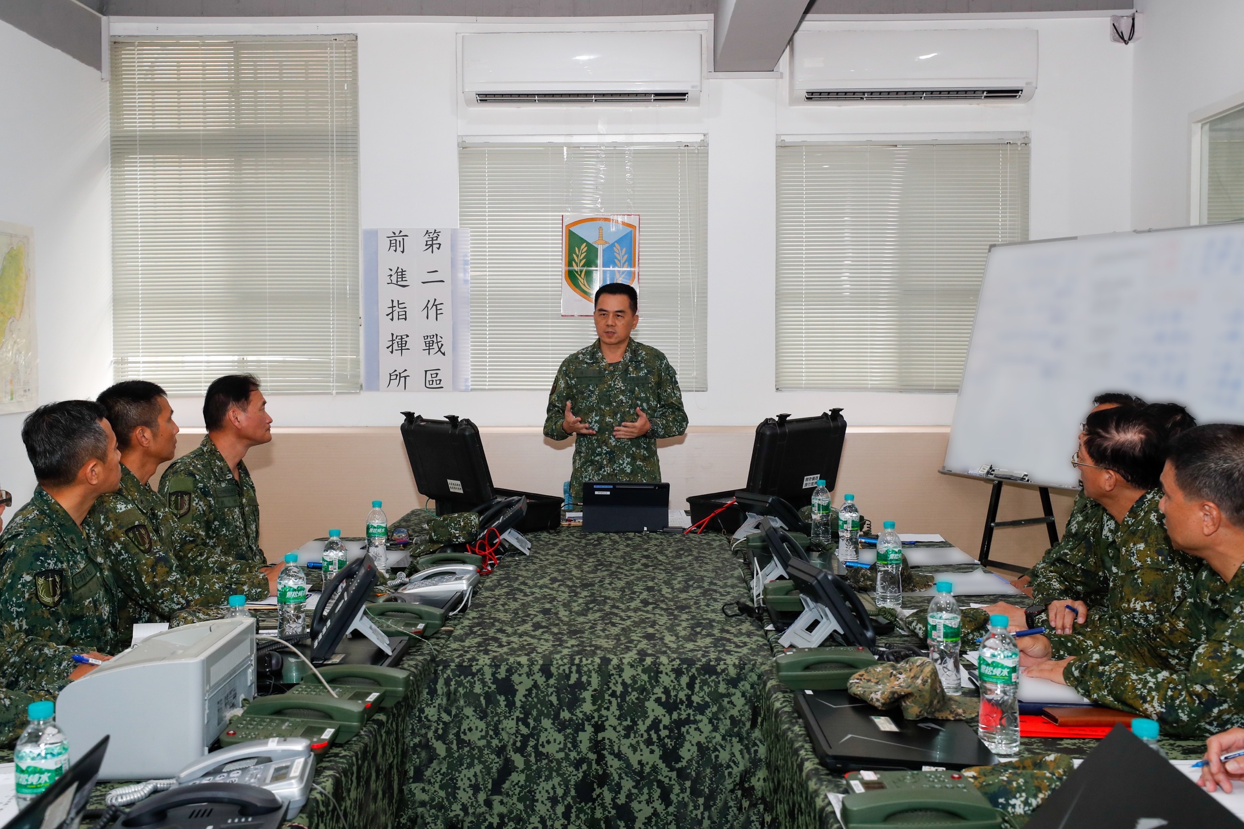 陸軍司令呂坤修上將前往救災前進指揮所，了解全般災區復原任務執行進度。（陸軍司令部提供）