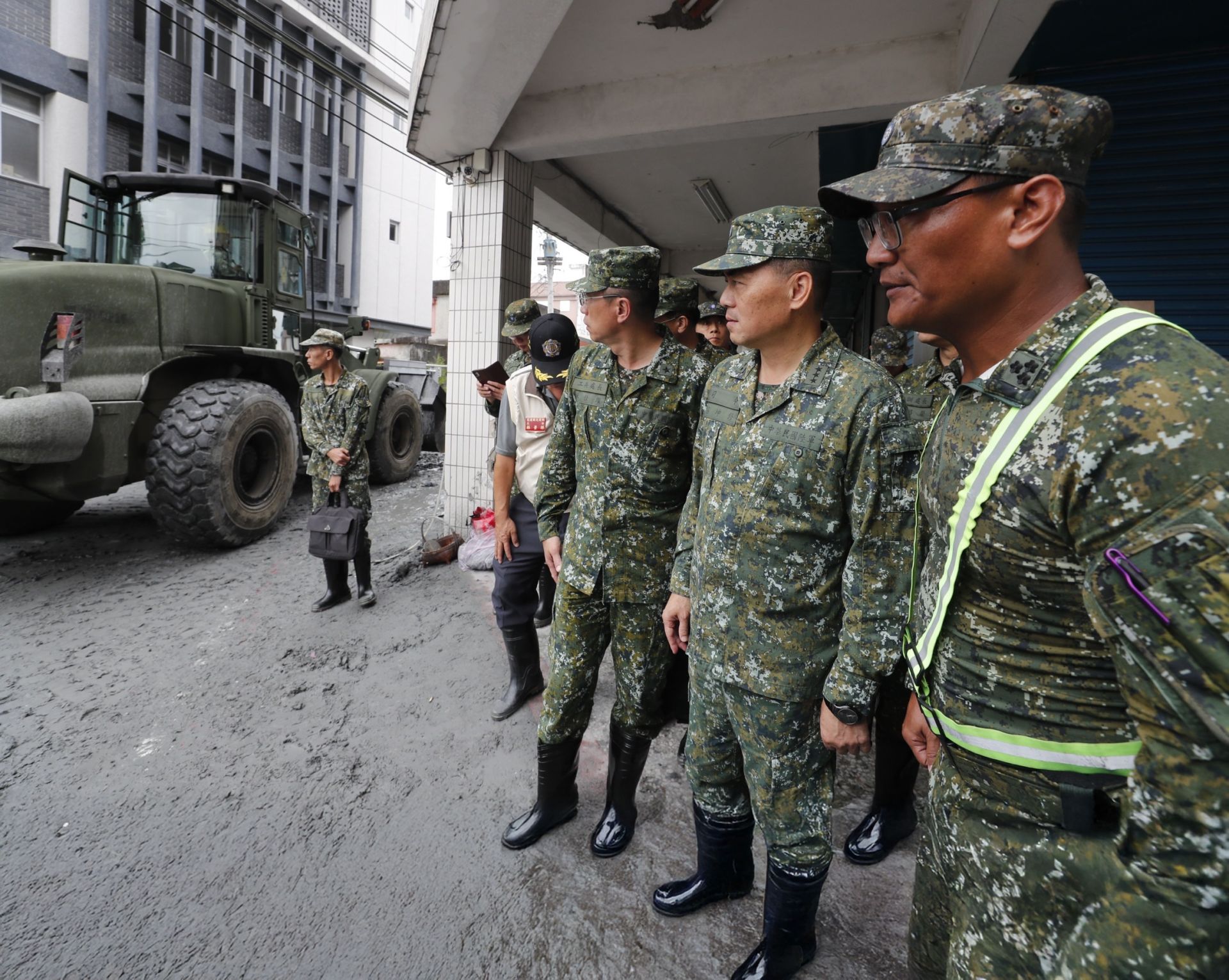 陸軍司令呂坤修上將實地了解工兵重型機具清淤、化兵環境消毒及人員協助清理民宅等災後復原工作狀況。（陸軍司令部提供）