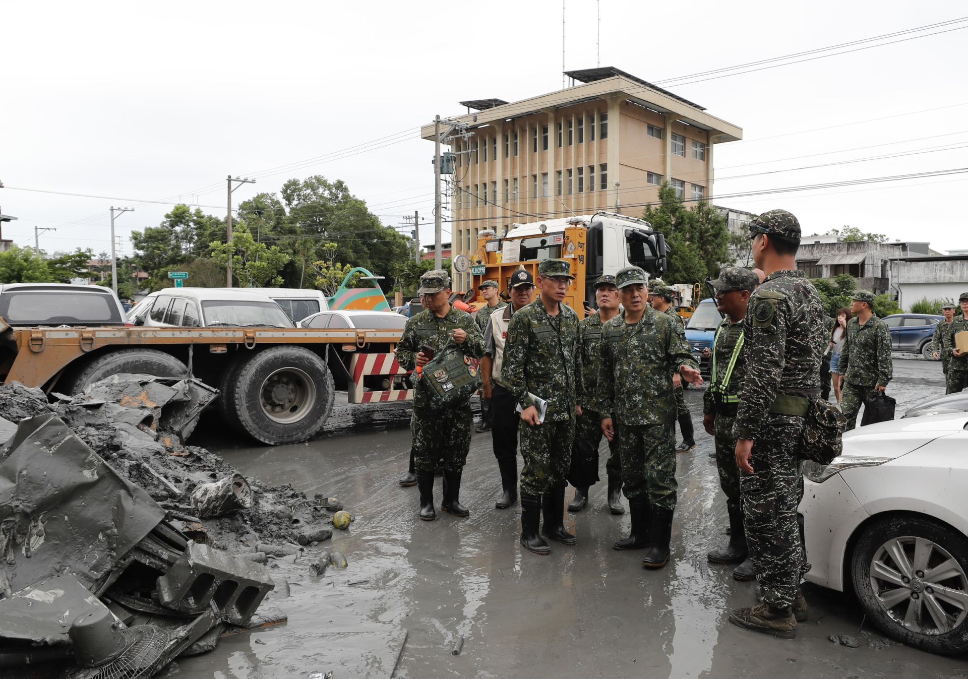 因應花蓮地區遭受重大災情，陸軍司令呂坤修上將昨日率重要幹部抵光復鄉慰勉救災部隊。（陸軍司令部提供）