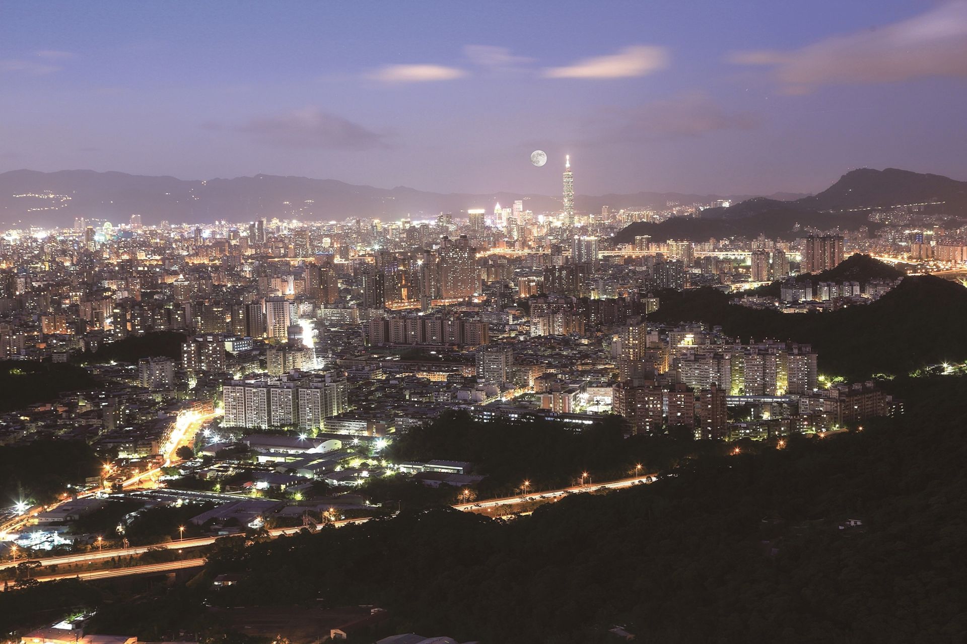 烘爐地可鳥瞰101大樓及大臺北夜景。（取自新北市政府網站）