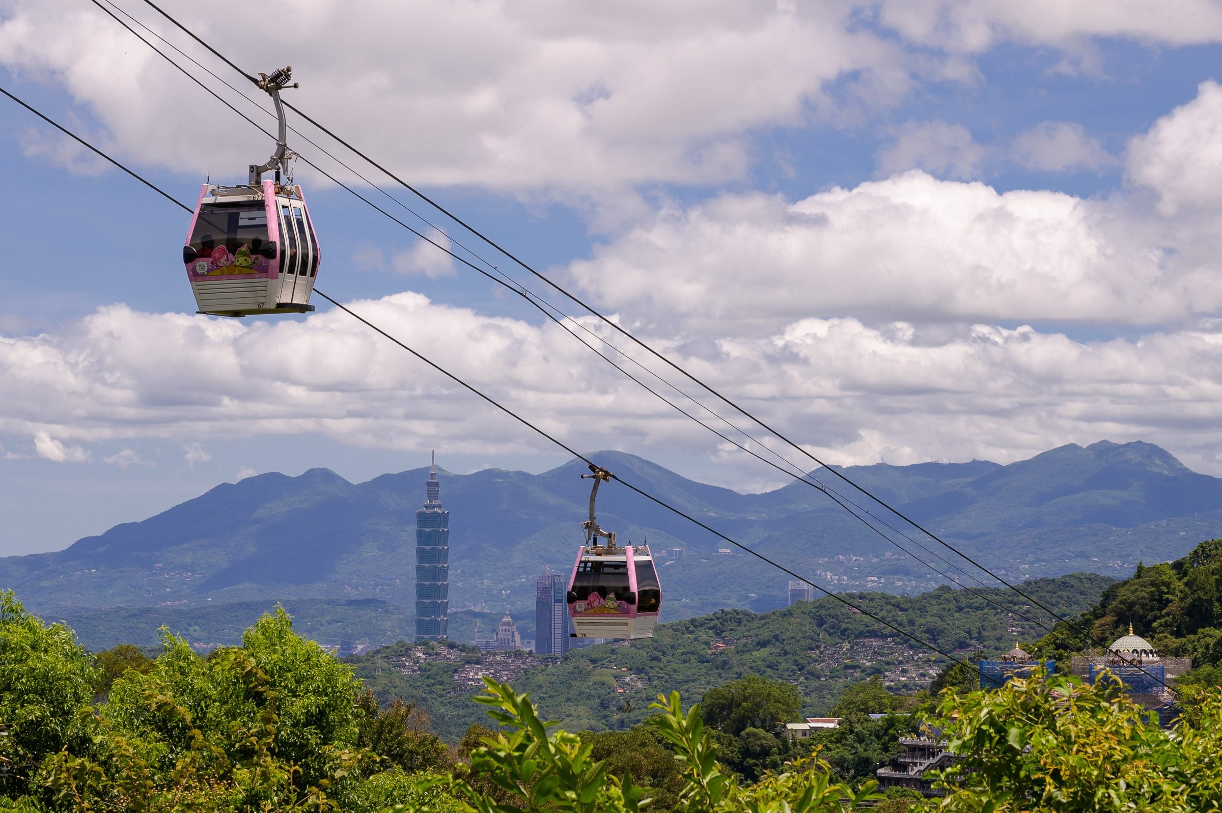  貓空纜車位於貓空地區山稜線，是臺北近郊登山、品茗、欣賞璀璨夜景好去處。（取自臺北市政府網站）