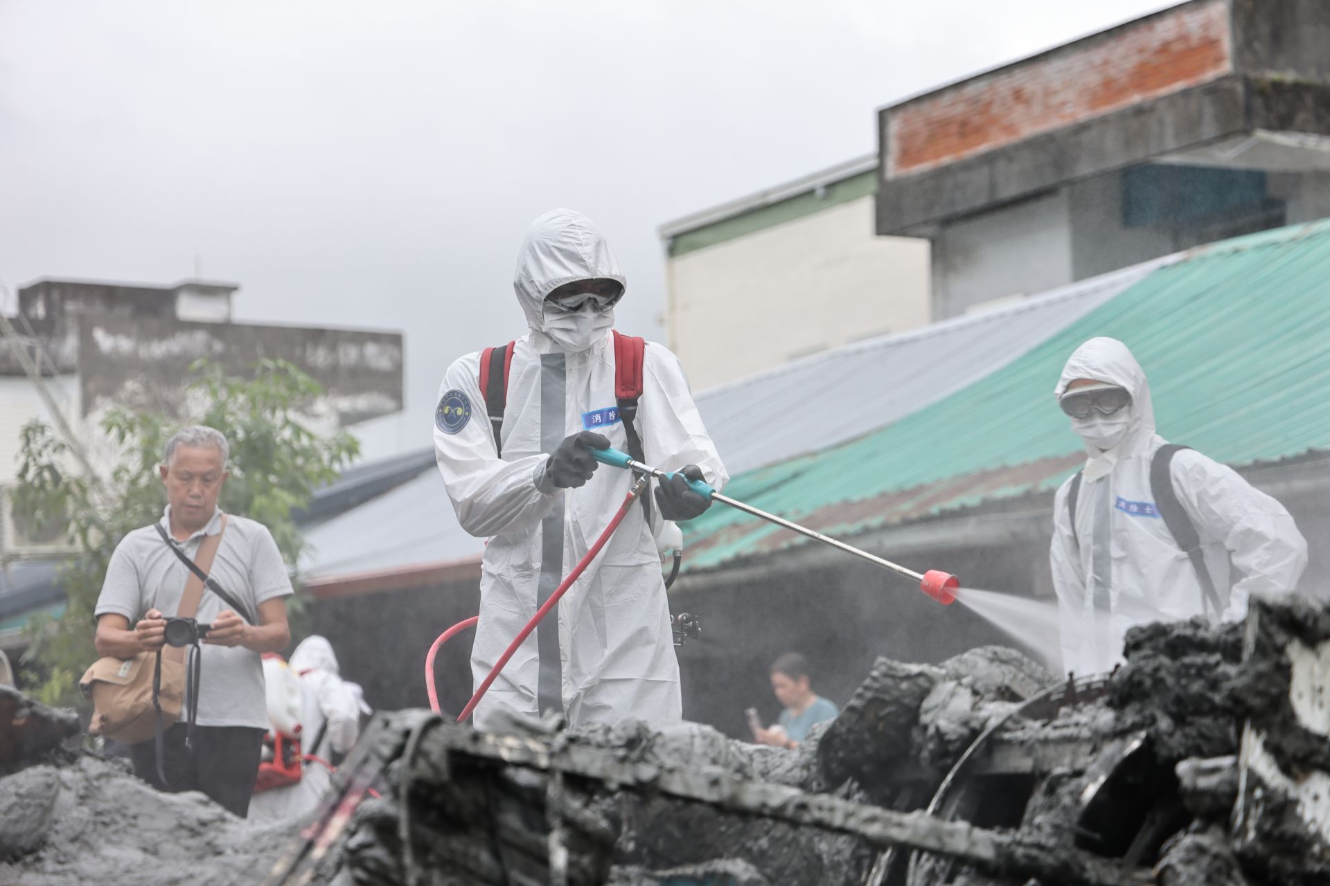 花蓮馬太鞍溪堰塞湖溢流致災，搜救與清淤等復原作業不間斷。國軍昨日持續增派人力，日以繼夜支援地方清理，並進行環境消毒，各界志工人潮也湧入當地與居民攜手奮戰，期讓民眾早日恢復正常生活。（記者劉宸瑋攝）