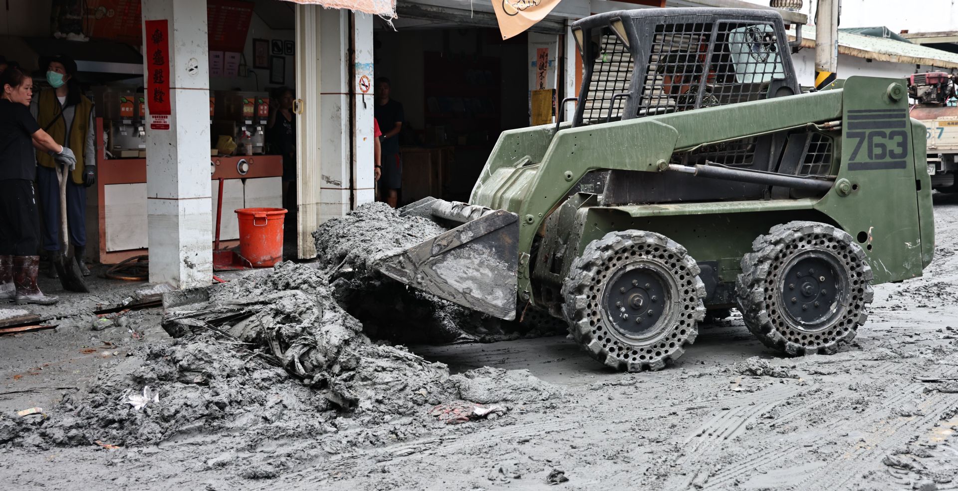 第3、4、5作戰區官兵跨區增援，結合裝土機、照明尾車、傾卸車等重型機具，日以繼夜支援地方清理。（記者張雅淳攝）