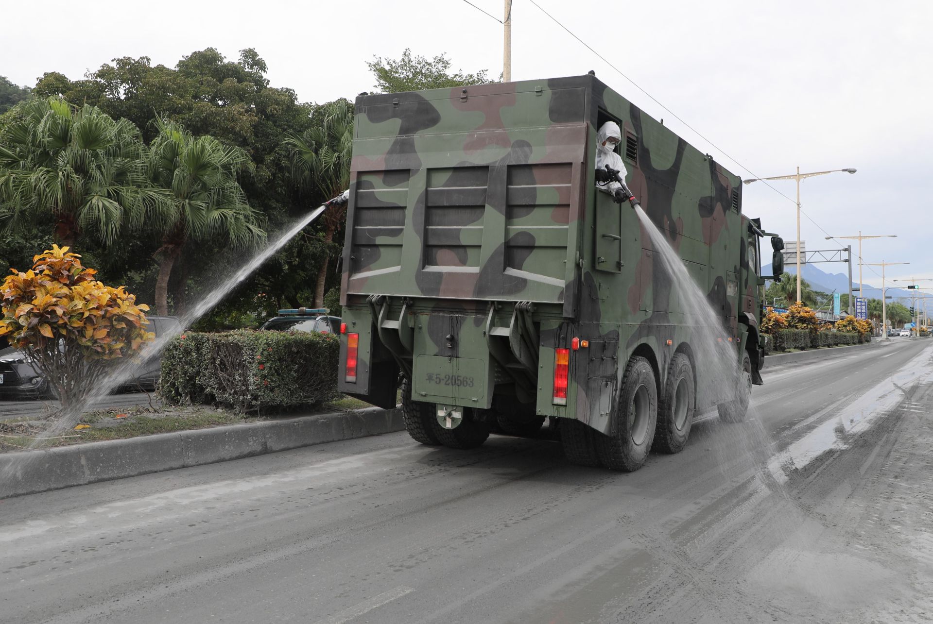 花防部化學兵連沿著市區積水處仔細消毒，防止病媒蚊孳生。（記者劉宸瑋攝）