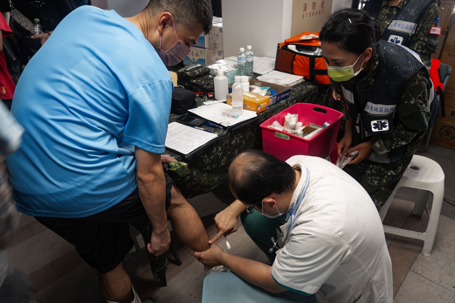 國軍花蓮總醫院醫護人員在光復火車站及光復糖廠搭建臨時醫療站，提供救災官兵、志工及鄉親醫療服務。（記者張雅淳攝）