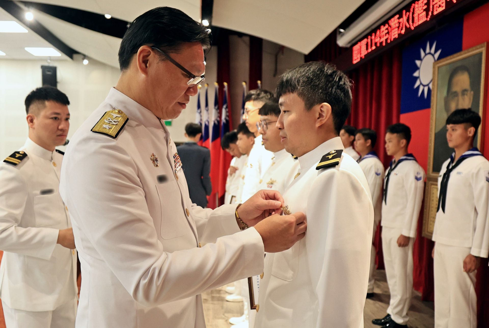 國軍左營總醫院院長杜少將為結訓學員授予潛醫官、潛生官及潛生士榮譽徽章。（記者孫建屏攝）