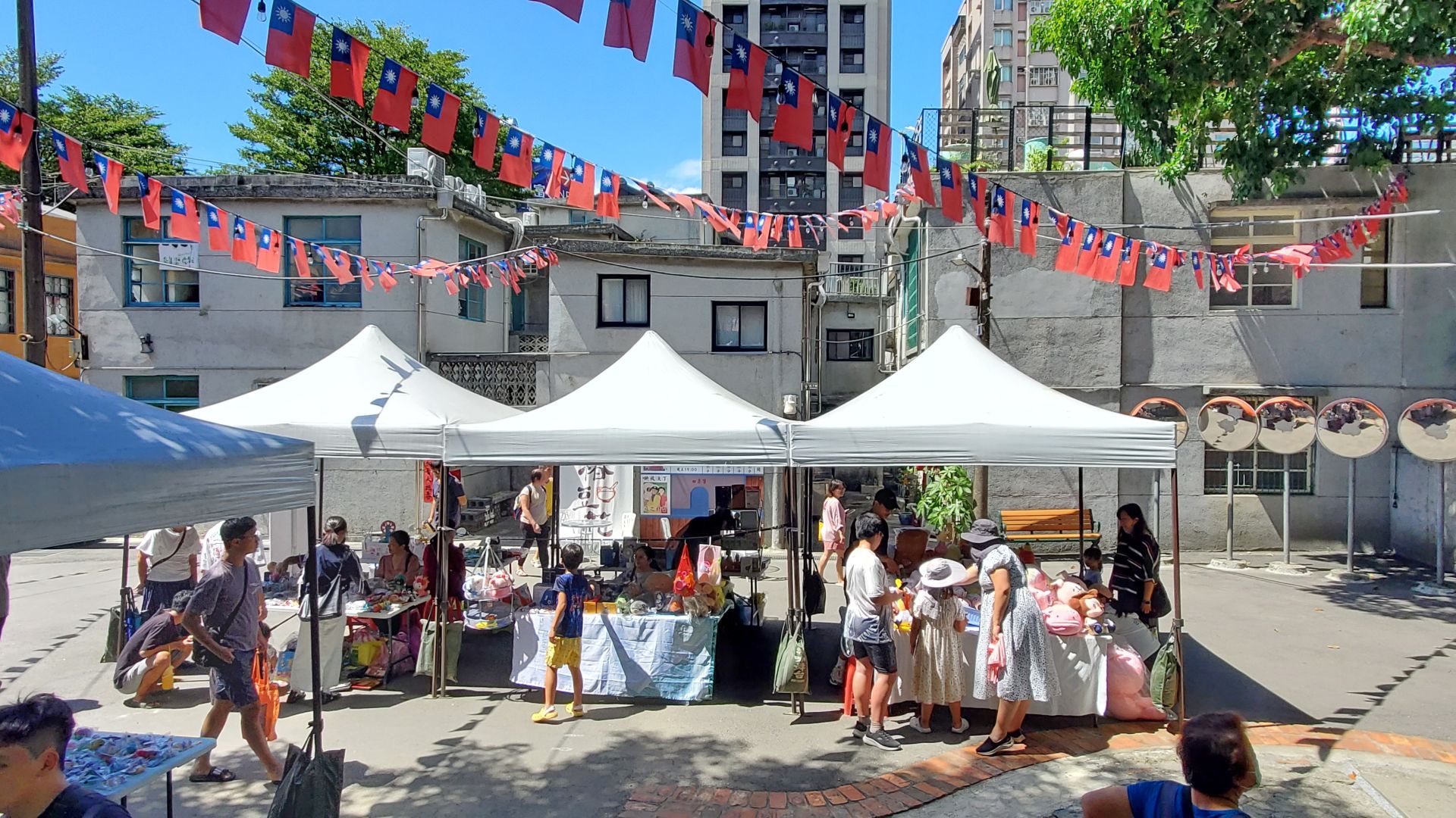 新北市「眷村文化節」週末於小山坡廣場與水井廣場，串聯環保市集。（記者黃朝琴攝）