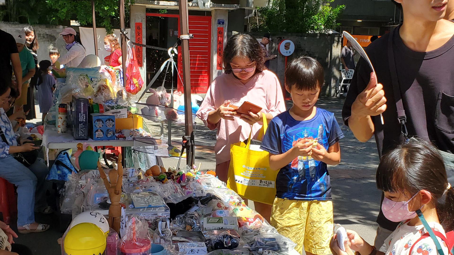 新北市「眷村文化節」週末於小山坡廣場與水井廣場，串聯環保市集。（記者黃朝琴攝）