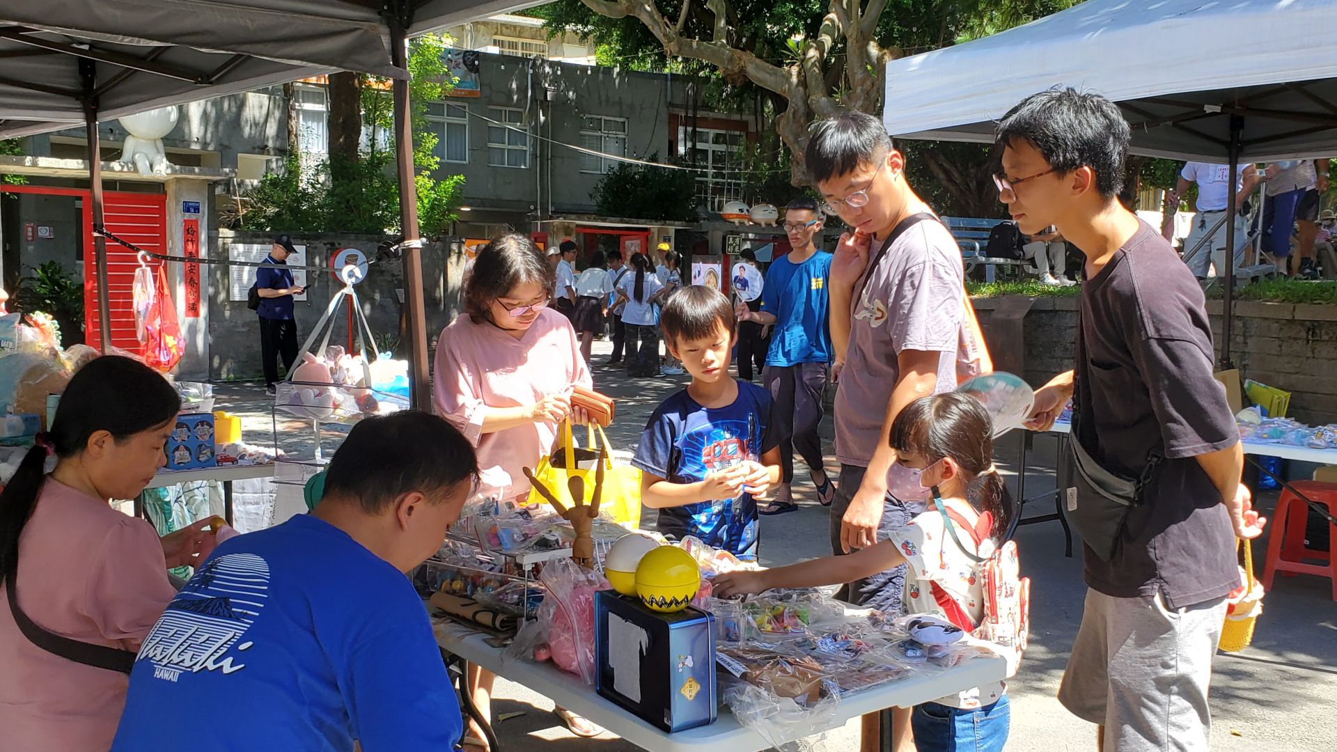新北市「眷村文化節」週末於小山坡廣場與水井廣場，串聯環保市集。（記者黃朝琴攝）