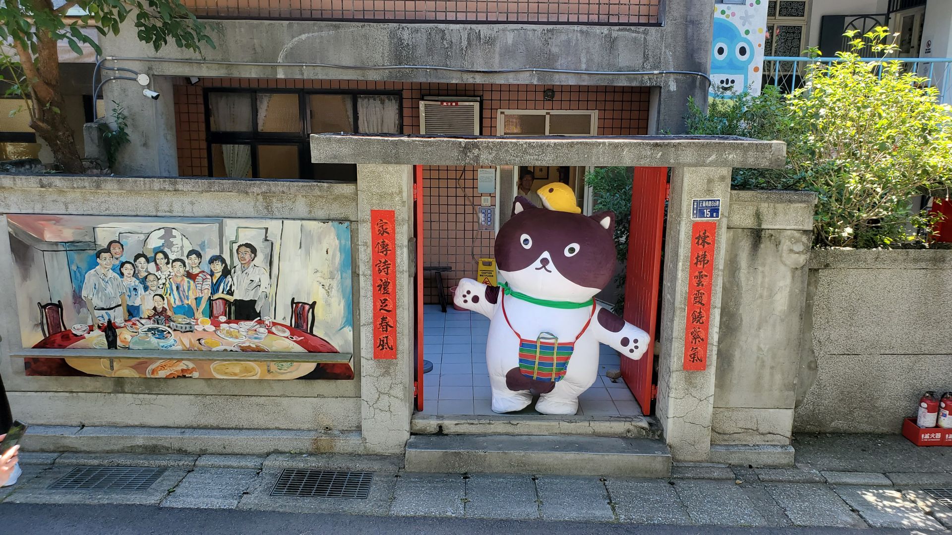 期間限定角色「小村喵」，穿梭眷村，用輕鬆可愛方式，推廣眷村文化與人情味。（記者黃朝琴攝）