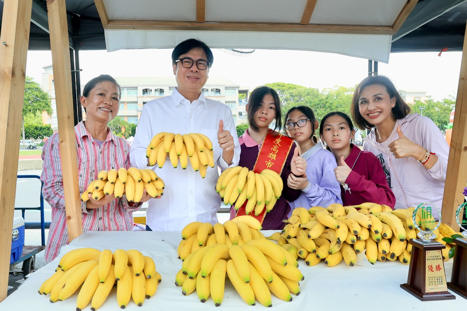  陳其邁走訪小農市集，品嚐新鮮香甜的旗山香蕉，熱情邀請大家來旗山走走、選購在地優質農產品。(新聞局提供)