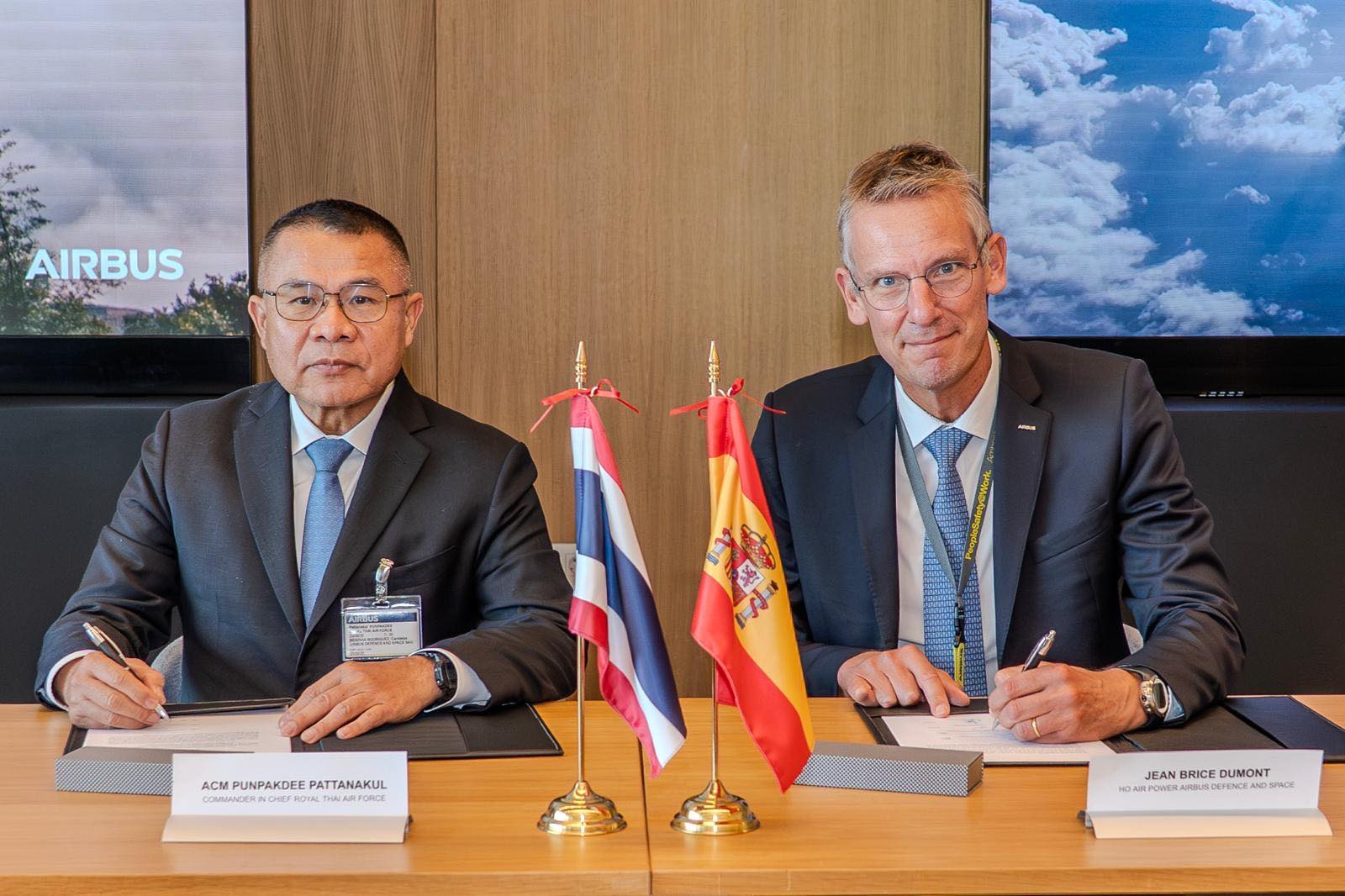  泰國空軍與空巴代表，簽約採購新機，並將合作建立在地後勤維保能量。（取自皇家泰國空軍臉書）