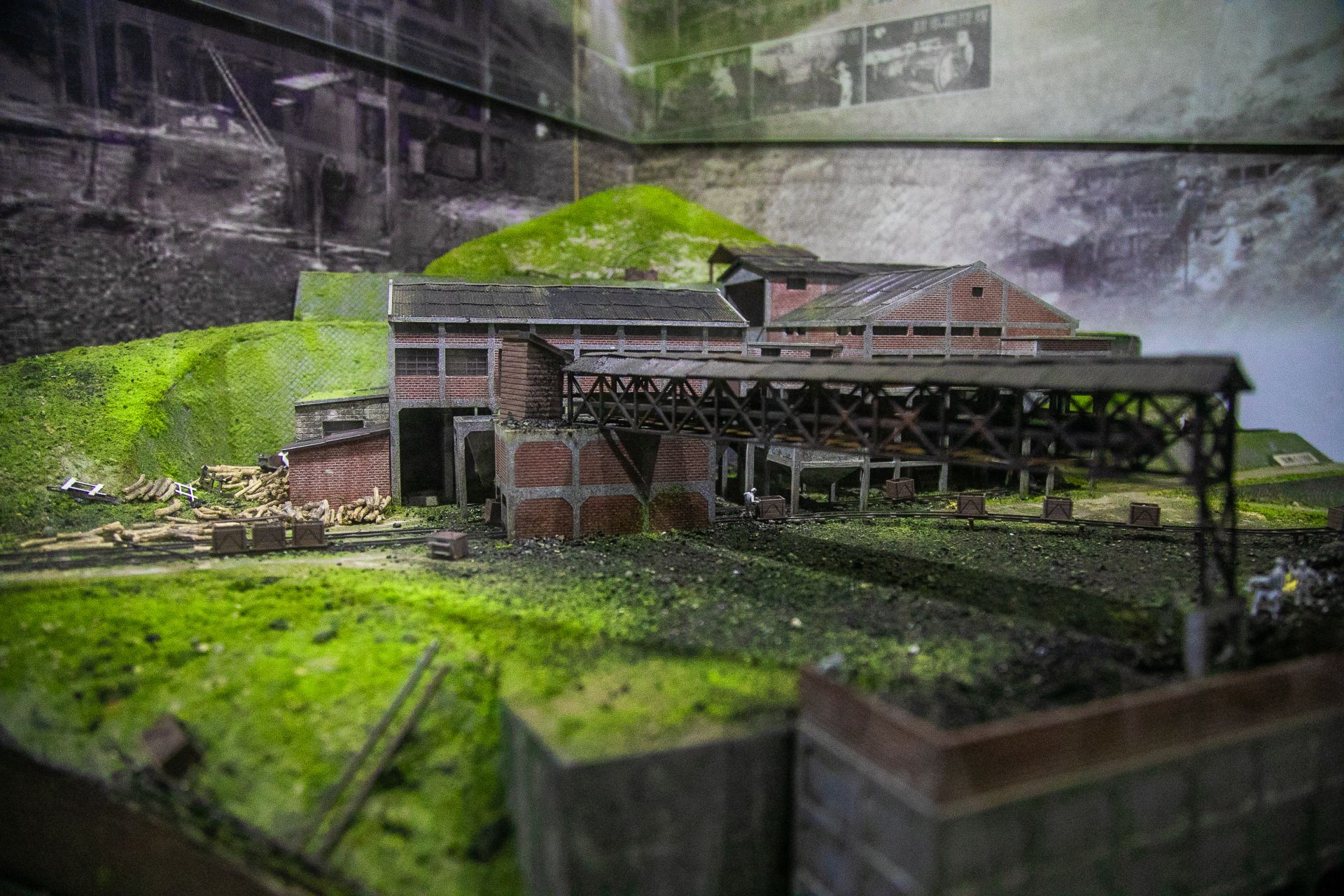  運用擬真模型，呈現出當時礦業的各項設施與環境。（記者李采霖攝）