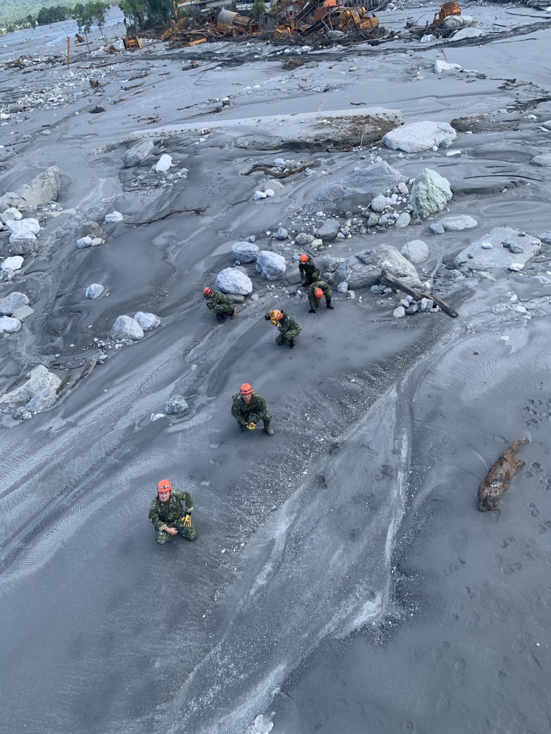  陸軍航特部昨日派遣UH-60M黑鷹直升機，載運特戰官兵垂降進入步行無法抵達的受災地區，持續投入搜救任務。（航特部提供）