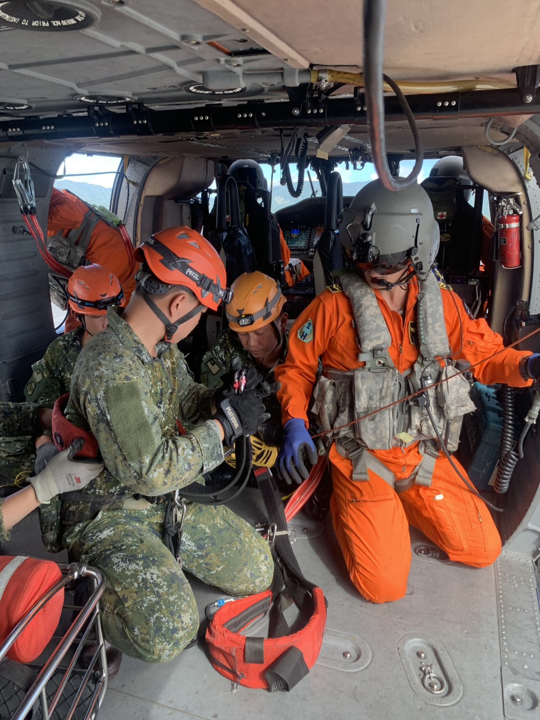  陸軍航特部昨日派遣UH-60M黑鷹直升機，載運特戰官兵垂降進入步行無法抵達的受災地區，持續投入搜救任務。（航特部提供）