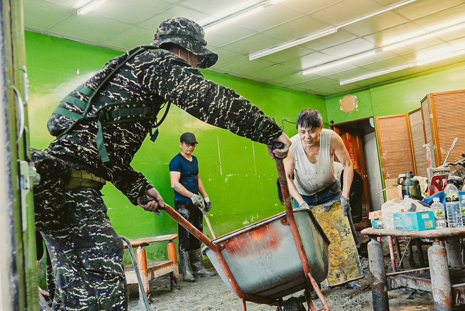 賴總統說，為了讓災民盡速恢復正常生活，已致電國防部長顧立雄，下令增派國軍兵力投入災後復原工作。（取自賴總統臉書）