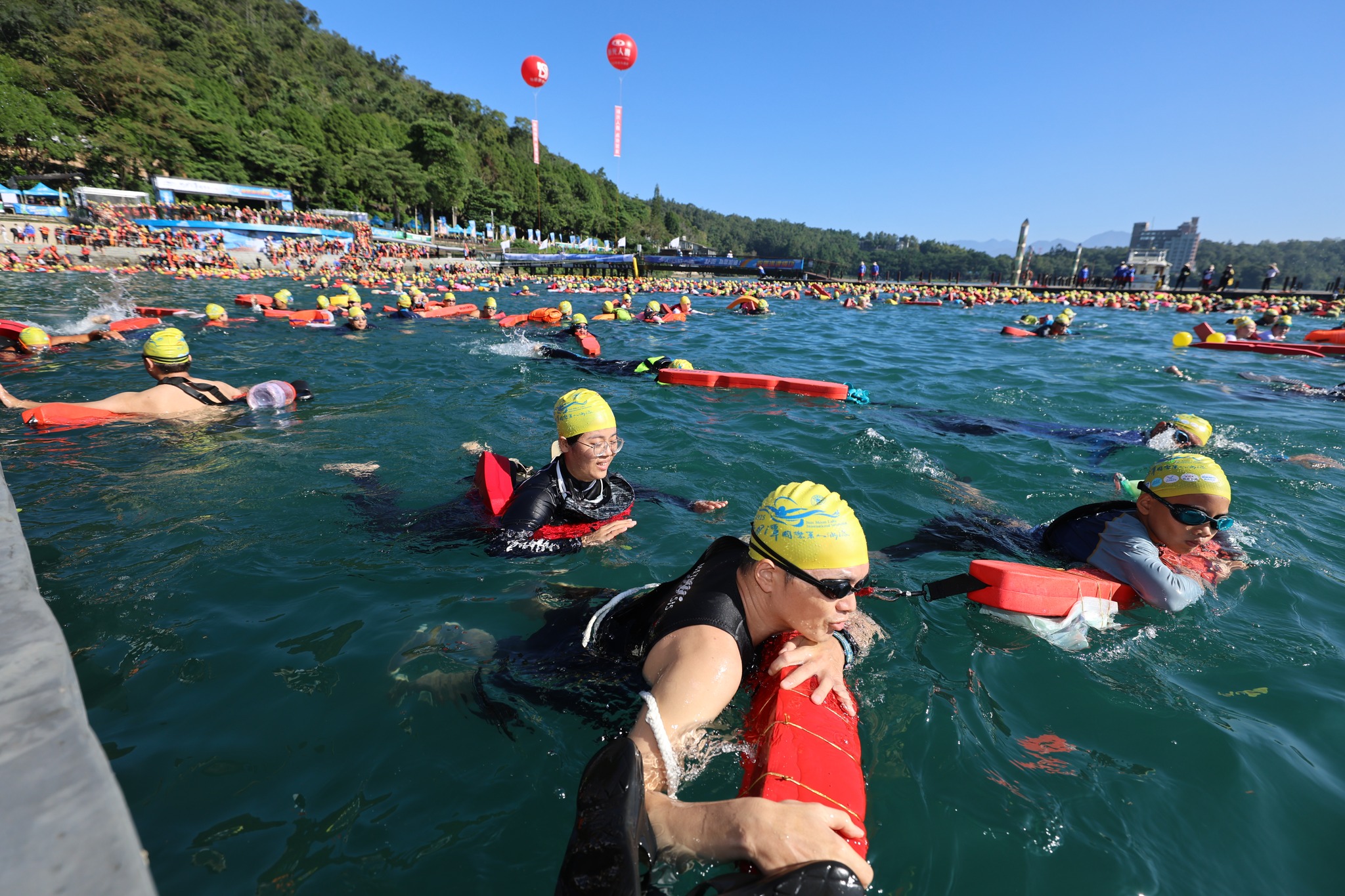 第43屆「日月潭國際萬人泳渡」共24736人自我挑戰。（南投縣政府提供）