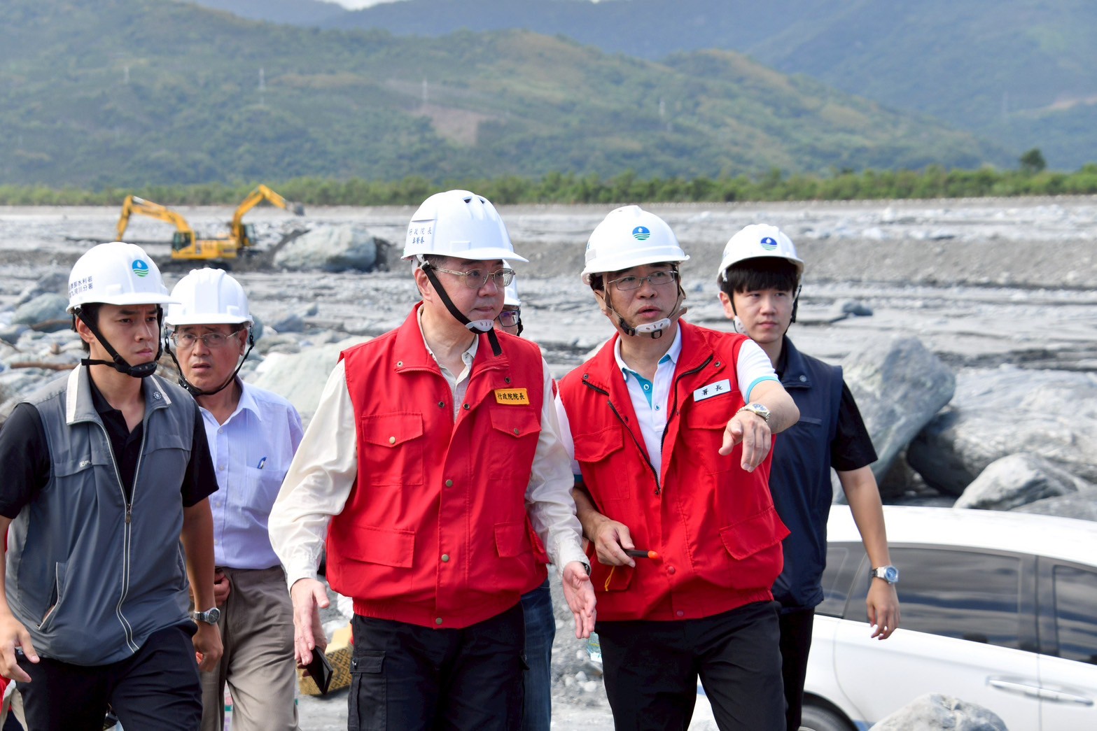 卓揆前往光復堤防視察堤防受損及搶修情形，並聽取經濟部水利署說明災損情況與搶修進度。（行政院提供）