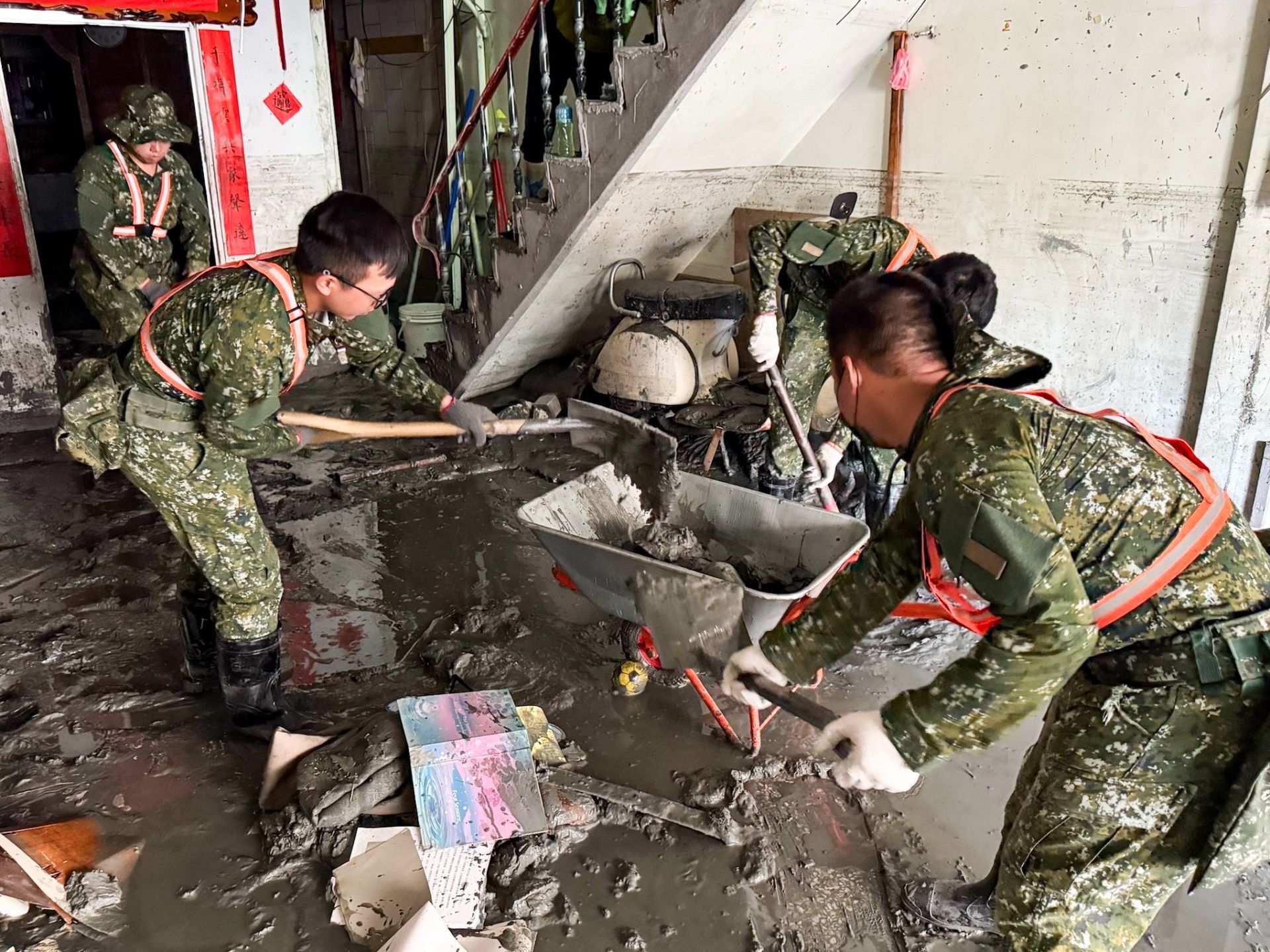 官兵把握時效協助災區復原。（陸軍司令部提供）