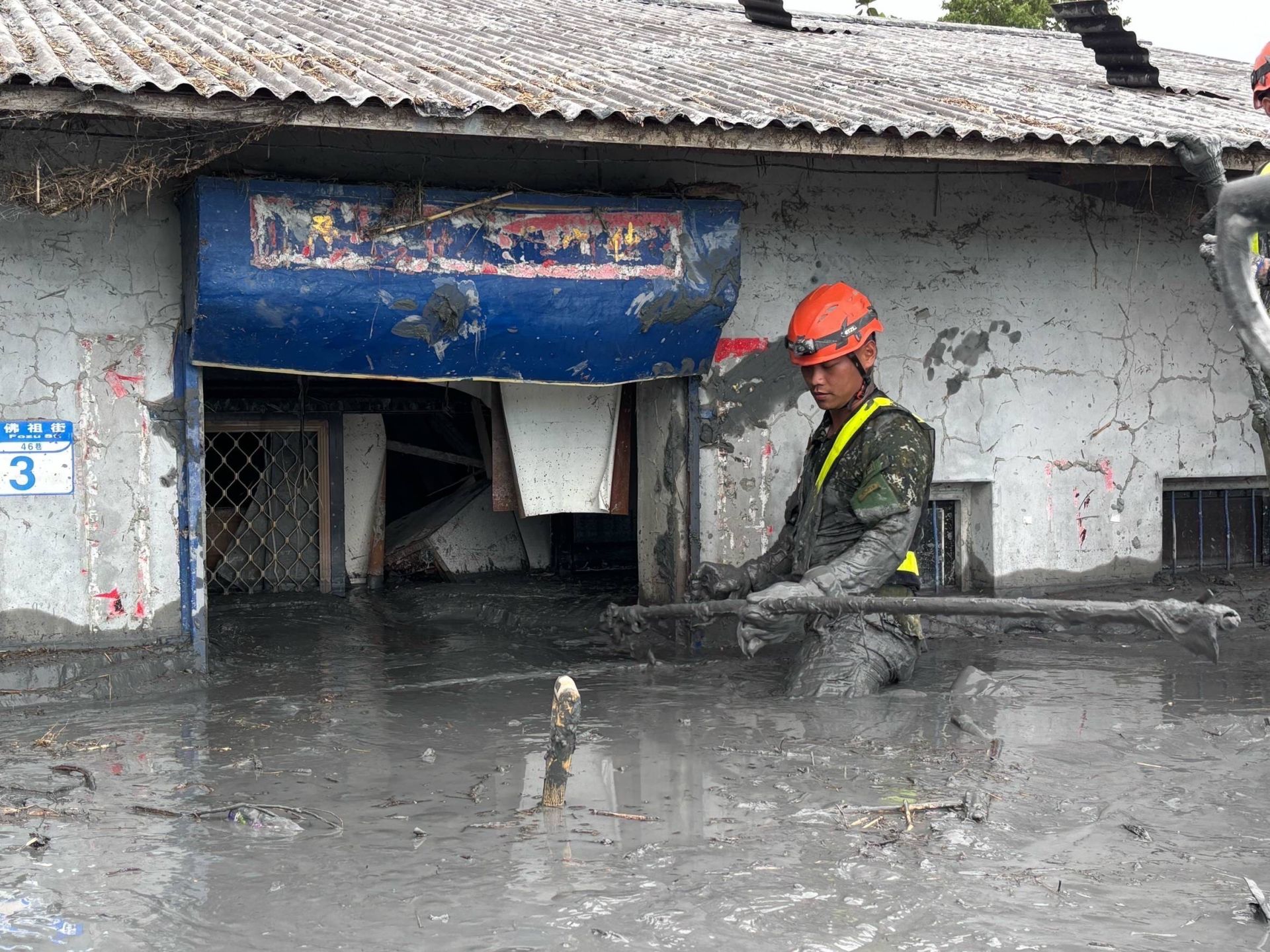 官兵把握時效協助災區復原。（陸軍司令部提供）