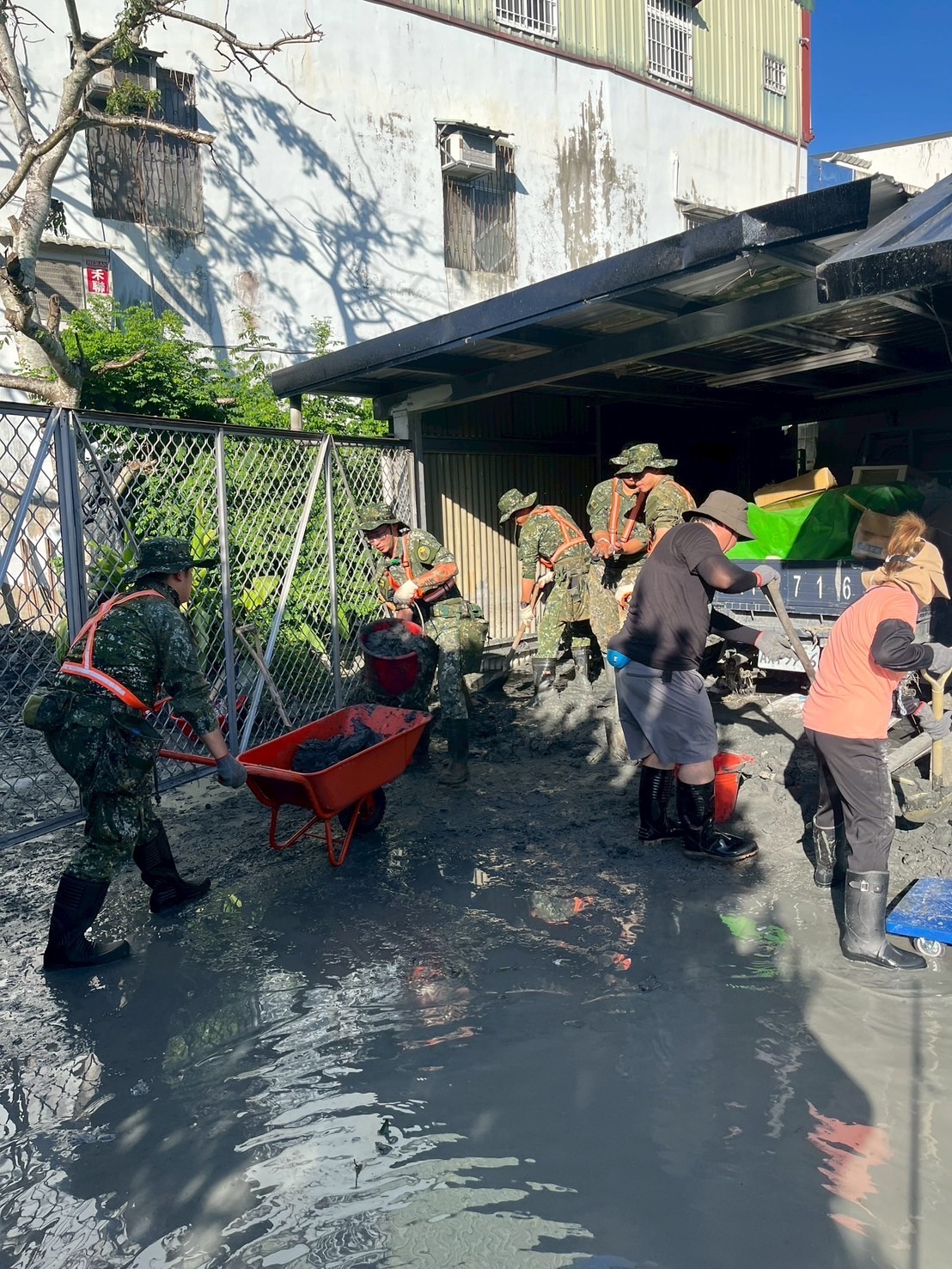 官兵把握時效協助災區復原。（陸軍司令部提供）